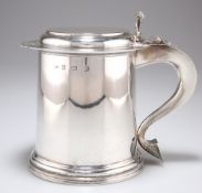 AN EDWARDIAN SILVER FLAT-TOP TANKARD