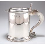 AN EDWARDIAN SILVER FLAT-TOP TANKARD