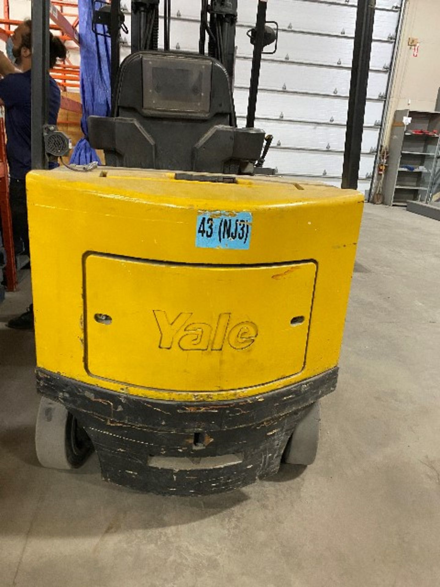 Yale Electric fork lift,model: ECR065GHN36TE094, capacity: 6000lbs w/lateral & full rotation fork - Image 4 of 10