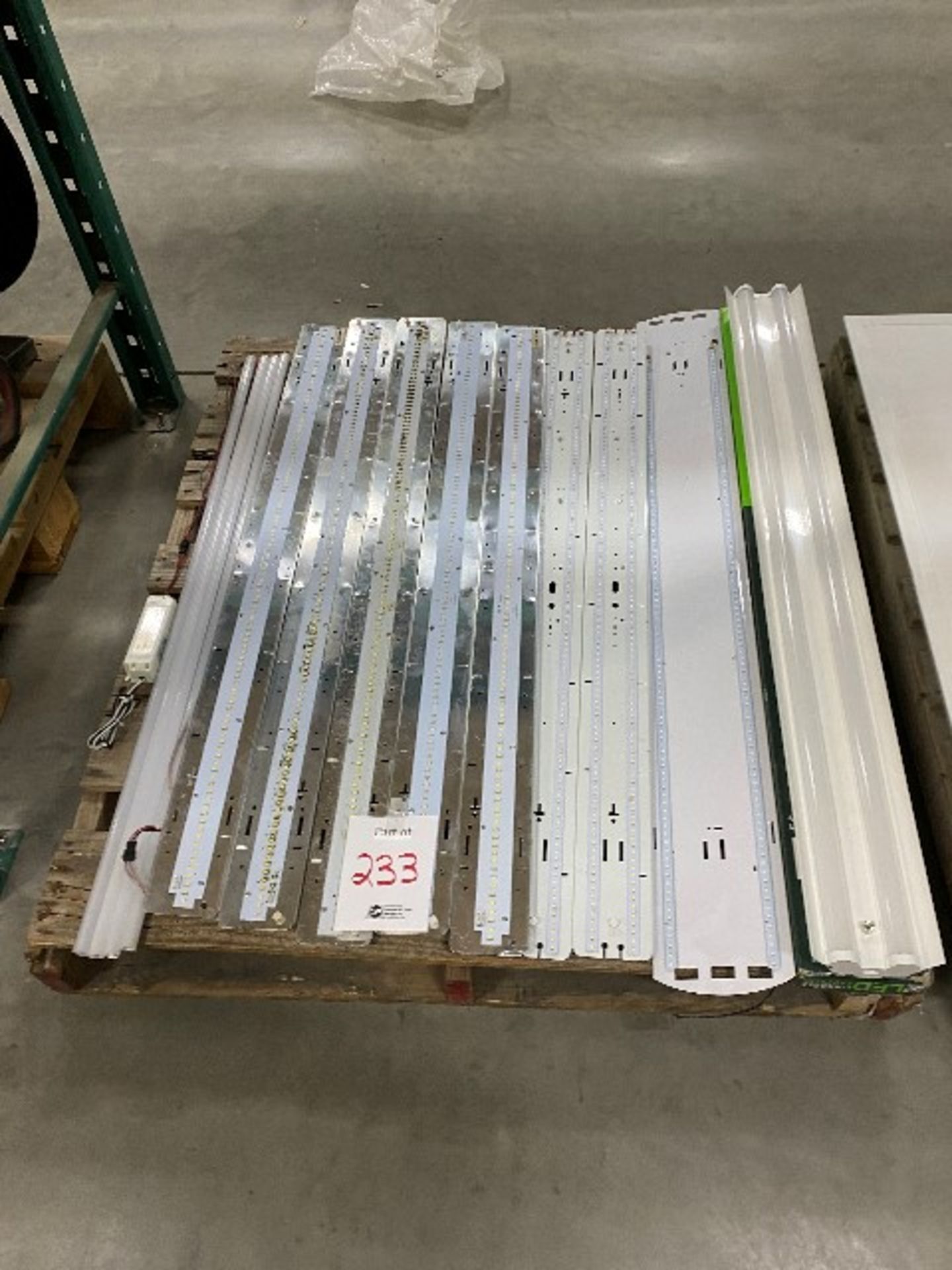 LOT: Assorted lighting fixtures, etc... (TEL QUEL/NON TESTED), 4 skids - Image 4 of 4
