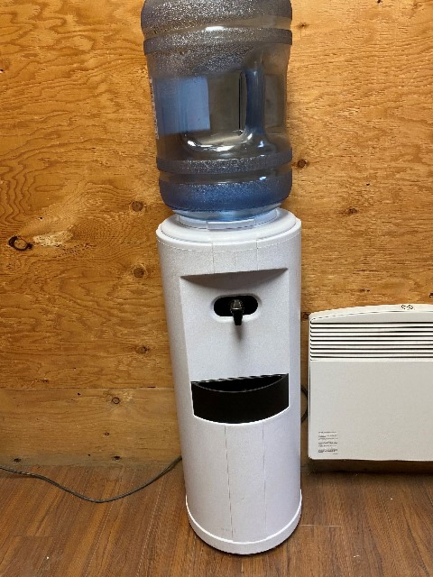 Water dispensing machine (bottle not included) - Image 2 of 2