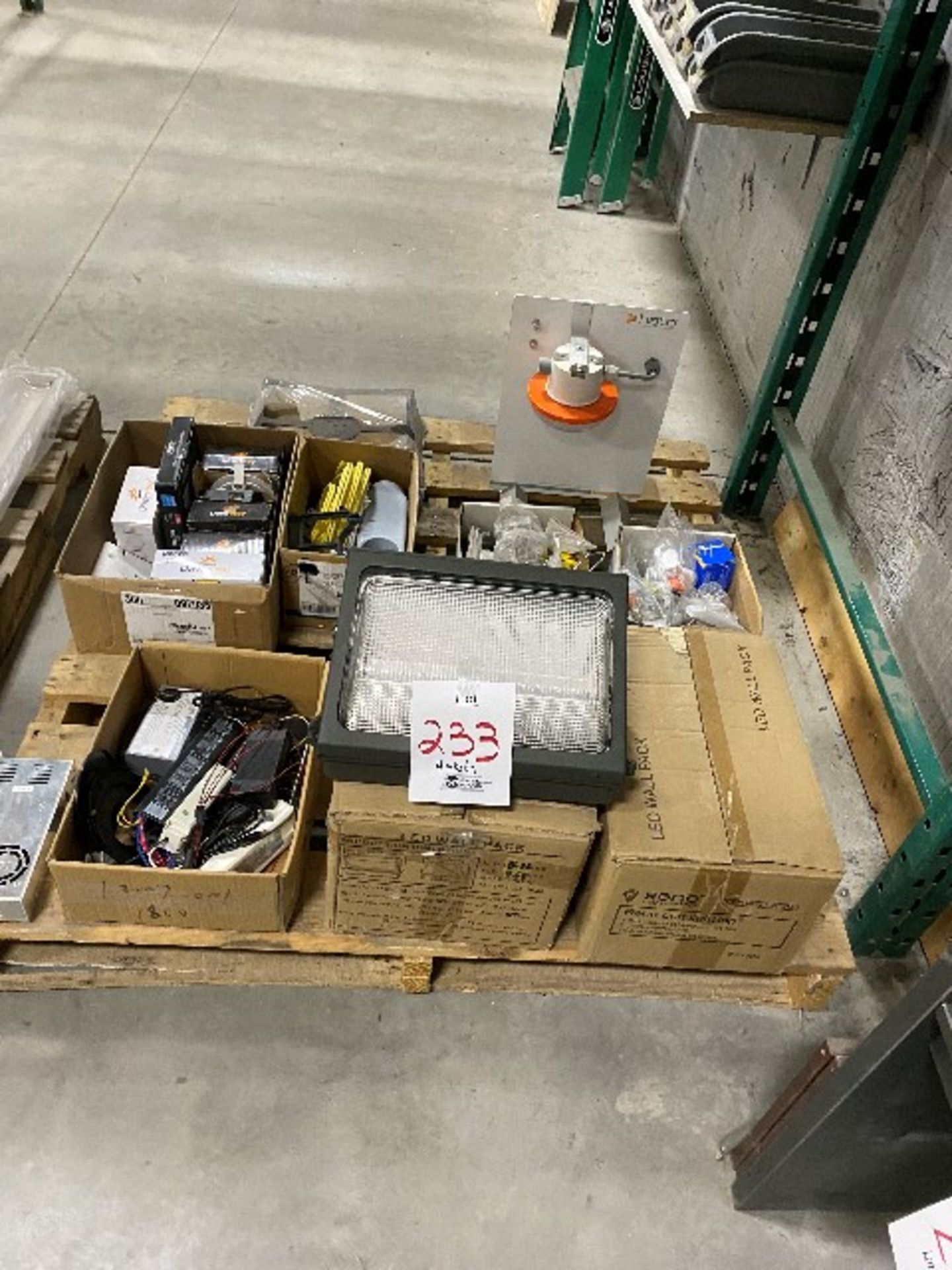 LOT: Assorted lighting fixtures, etc... (TEL QUEL/NON TESTED), 4 skids