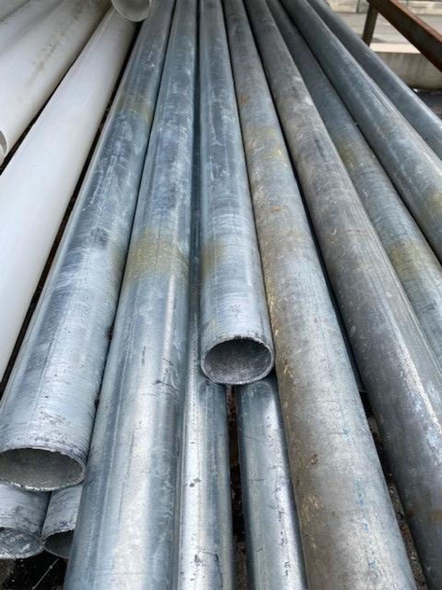 1-lot 16pcs galv fence posts 12 ft & 10ft lengths x2 1/2 inch - Image 3 of 5
