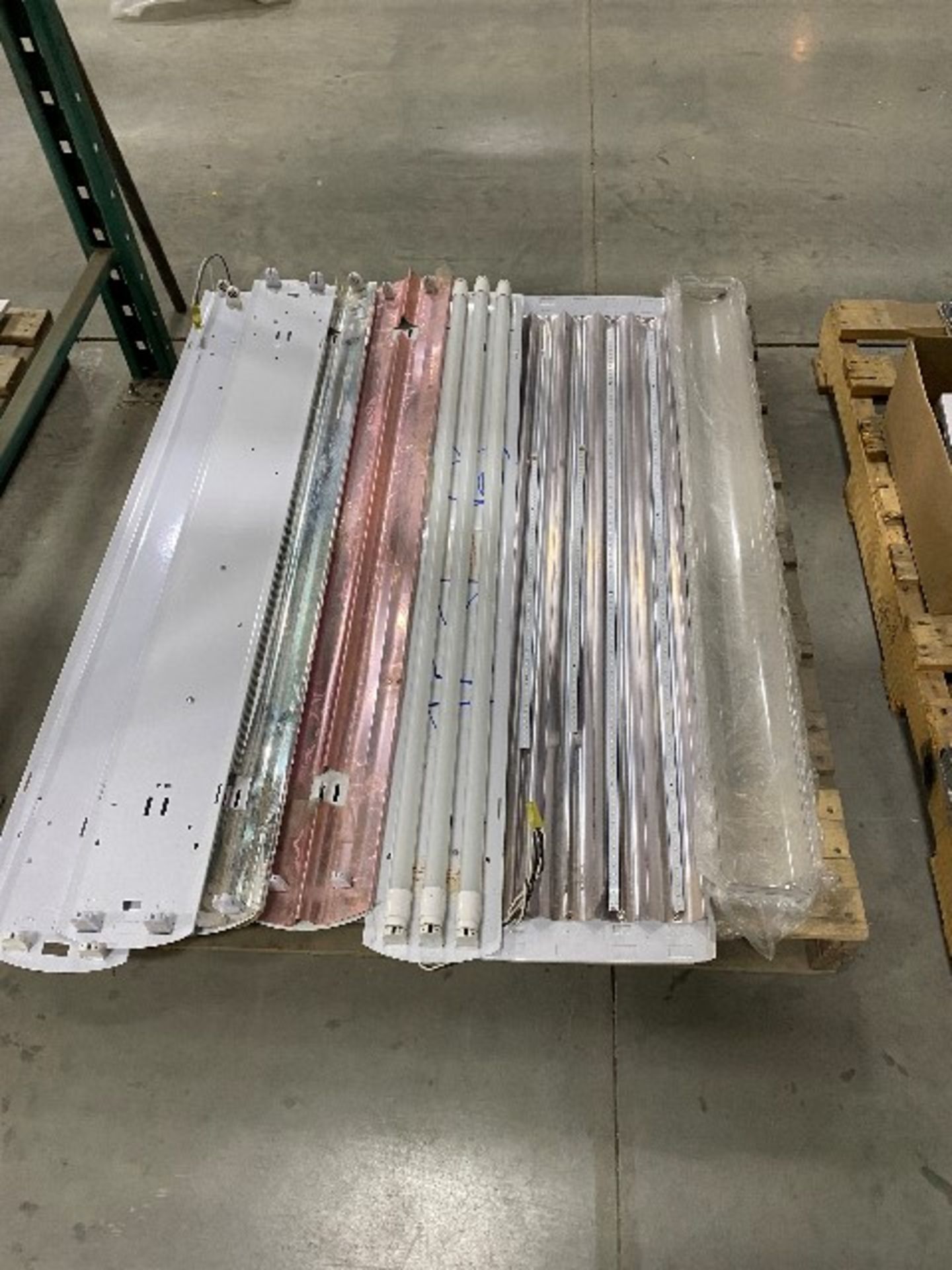 LOT: Assorted lighting fixtures, etc... (TEL QUEL/NON TESTED), 4 skids - Image 2 of 4