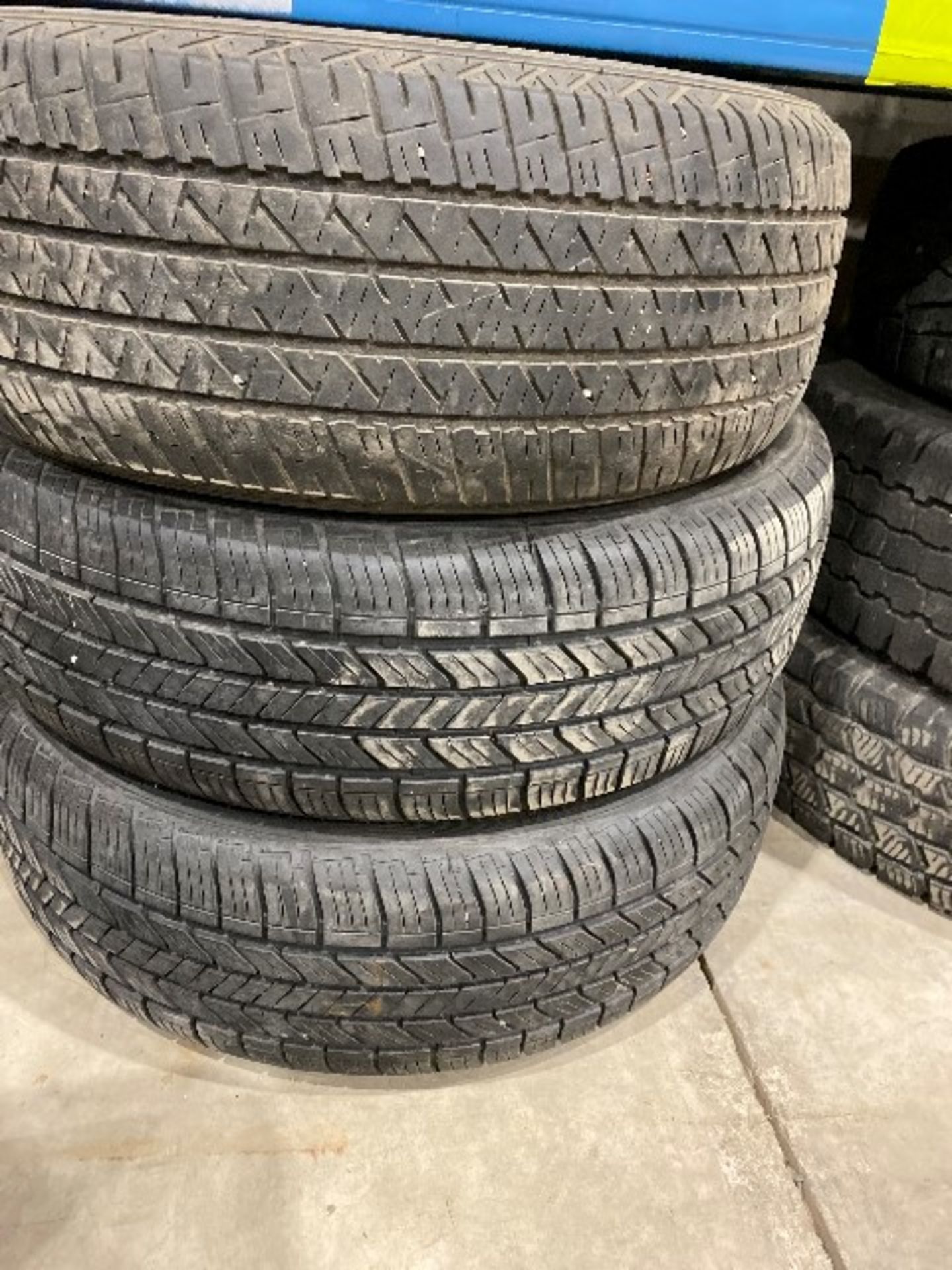 LOT, Firestone FR710 P215/60R16/2pcs, Dunlop Signature P225/60R17/2pcs, Nexen Winguard P225/65R17, - Image 4 of 5