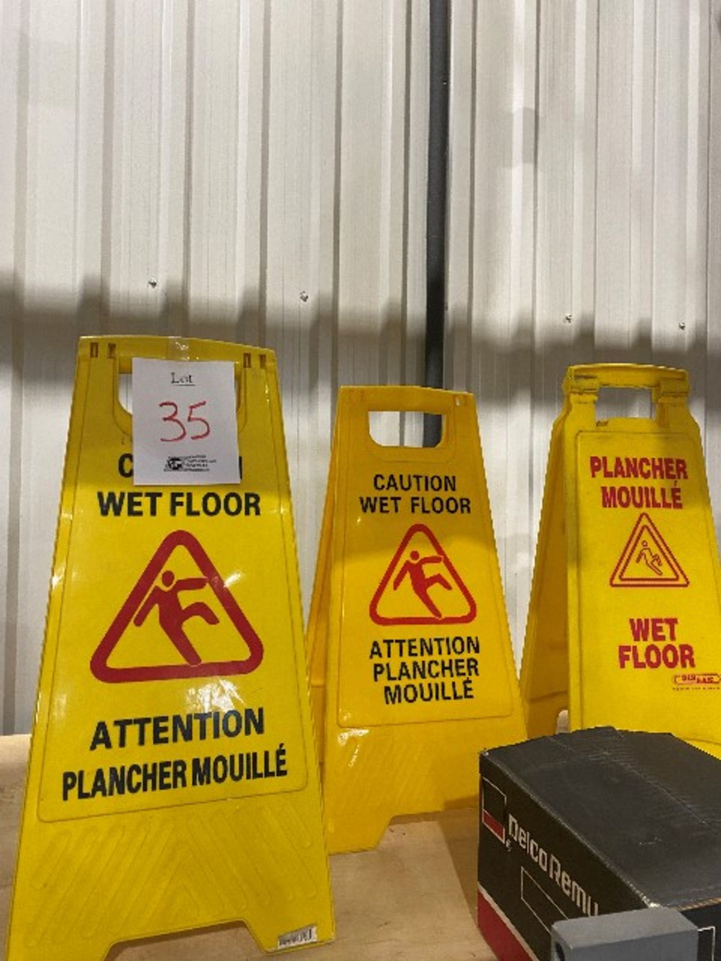 Caution wet floor signage, 3pcs