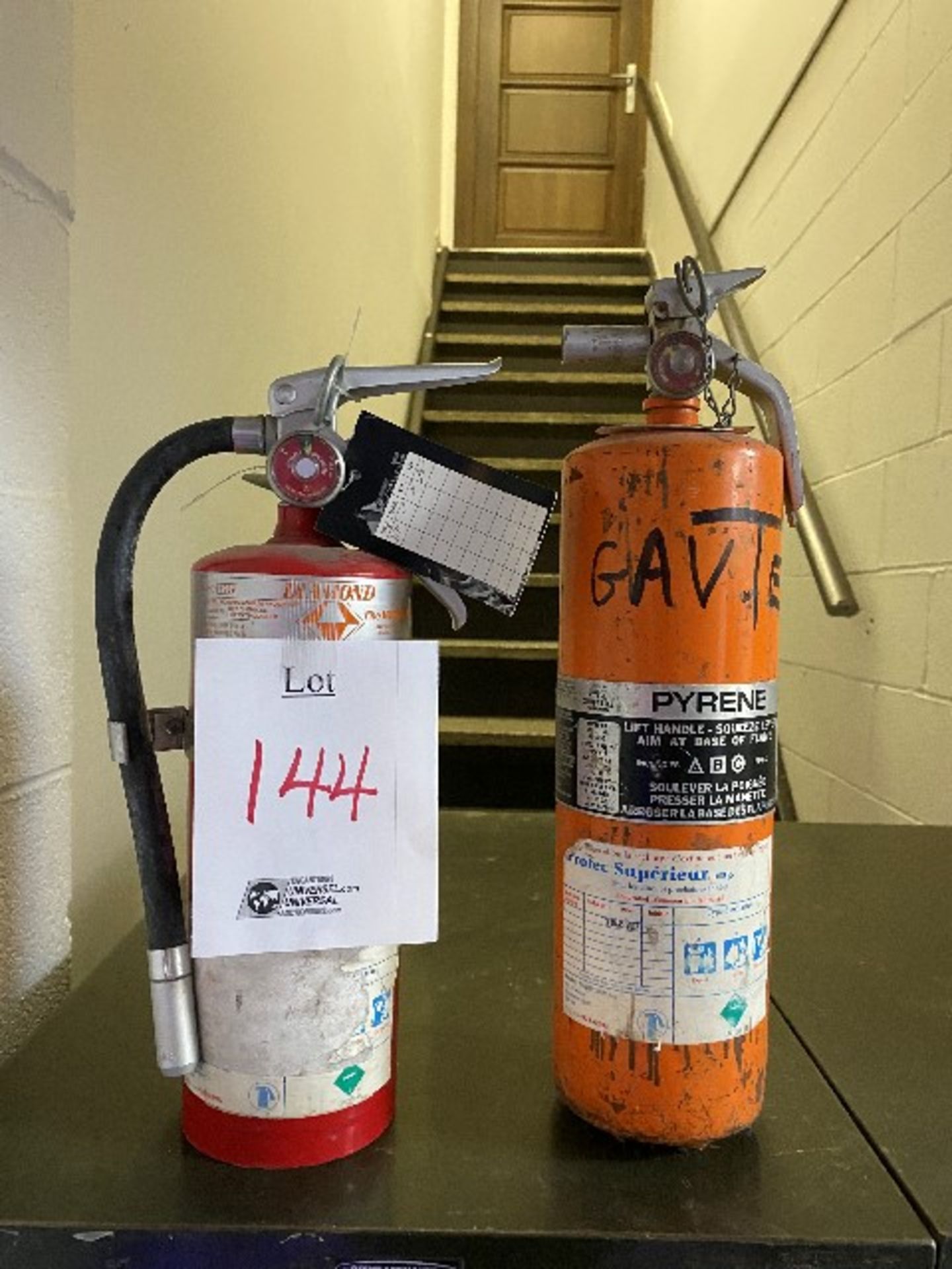 Assorted fire extinguishers, 2pcs