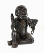 Sitzende Figur