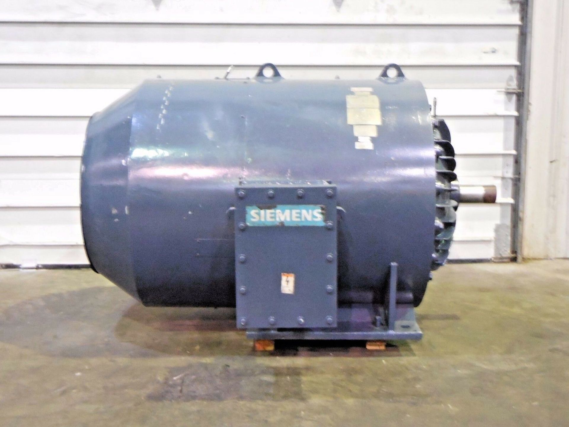 Siemens 350 HP Induction Motor. 886 RPM. 3 Ph. 4000 V. AZZ. 30ES8. 48 A. 60 Hz.