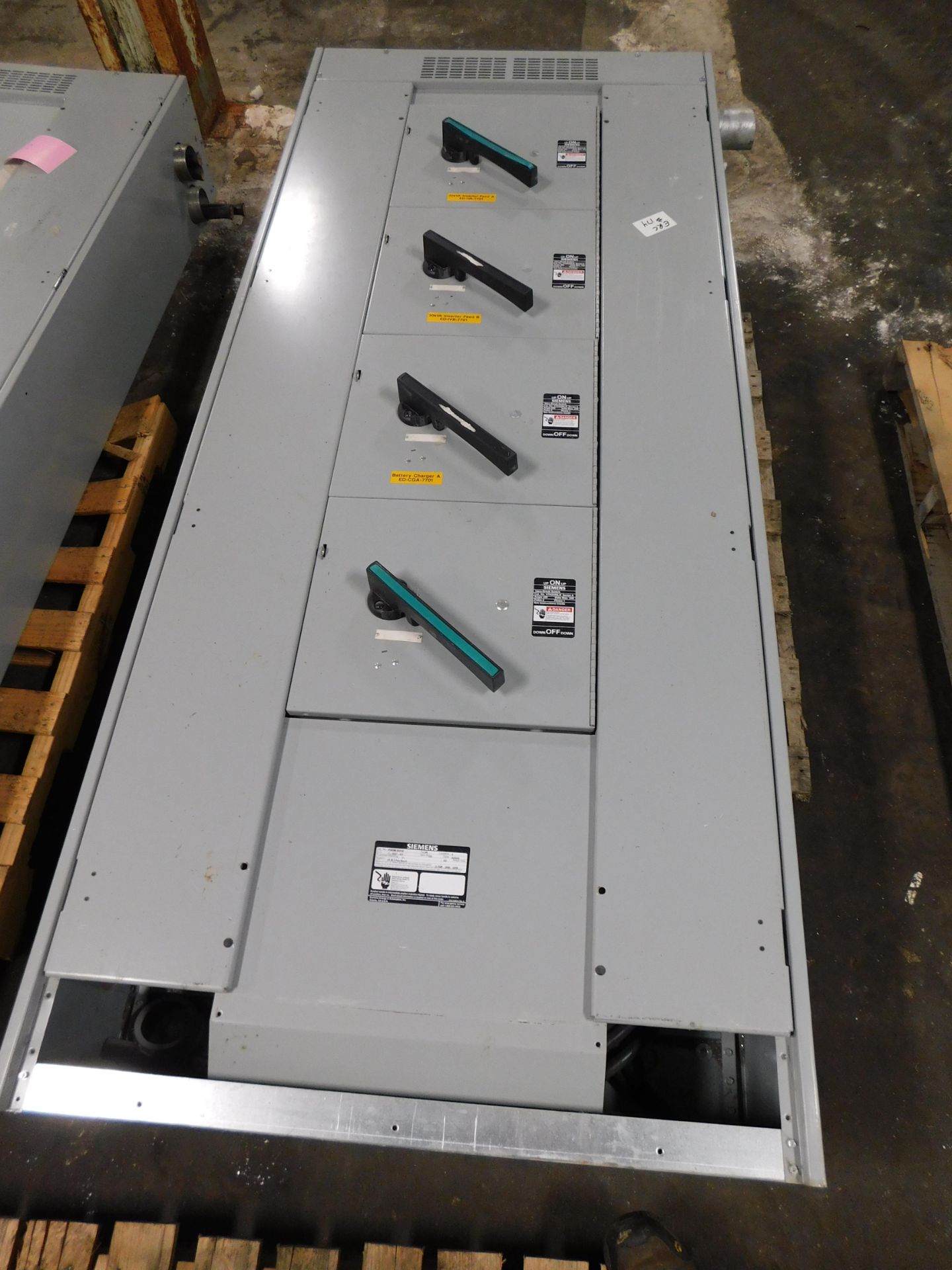 Siemens Vacu-Break Switch Cabinet. (2) V7H2206LR - 600 A. (2) V7H2205LR - 400 A.