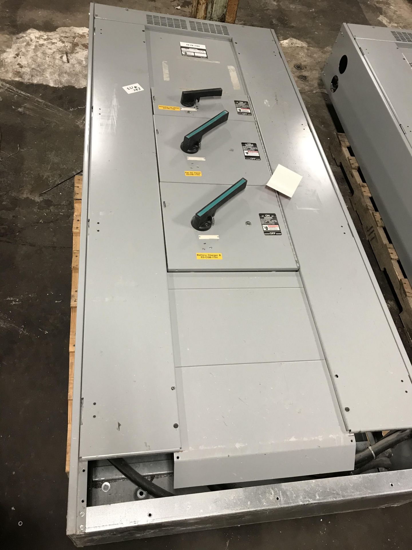 Siemens Vacu-Break Switch Cabinet. V7E2204LR - 200A. V7H2205LR - 500A. V7H3206 - 600A.