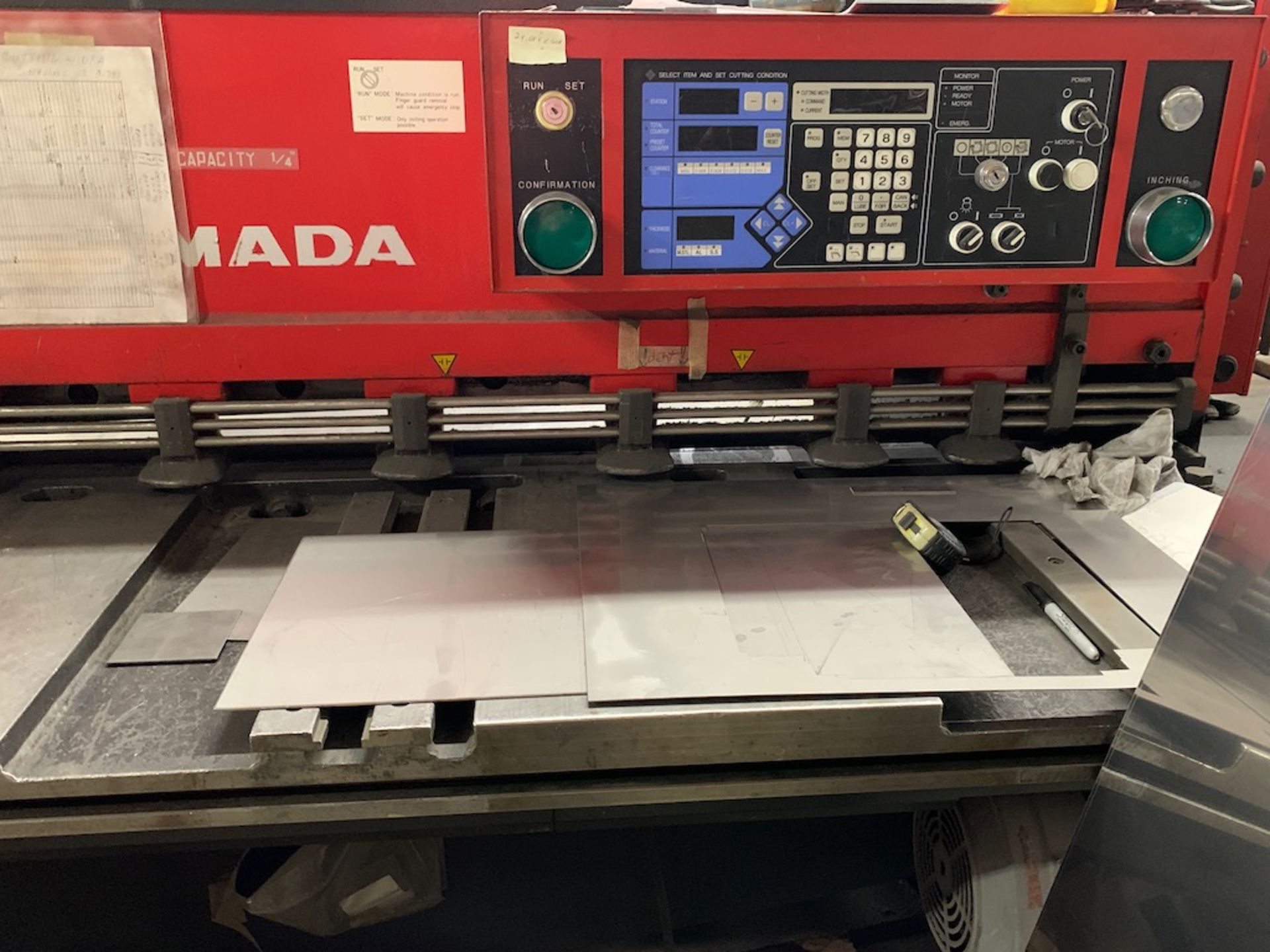 (2000) Amada Shear M2560 Mechanical Shear SN/ 25601315 Includes (2) Racks of Aluminum Raw Materials - Image 3 of 6