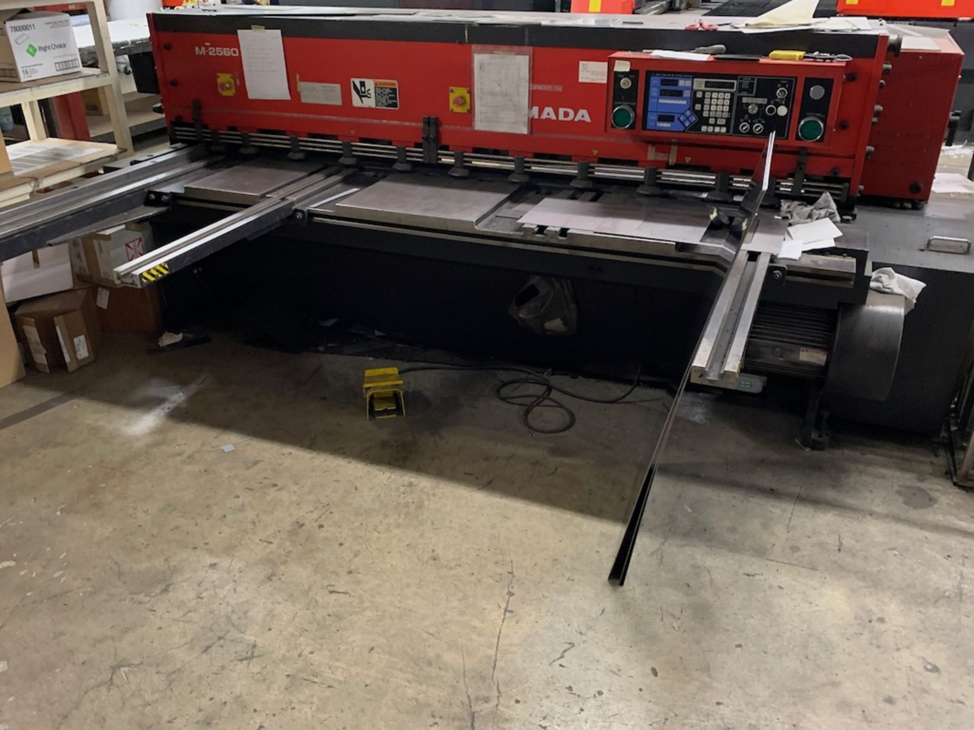 (2000) Amada Shear M2560 Mechanical Shear SN/ 25601315 Includes (2) Racks of Aluminum Raw Materials - Image 4 of 6