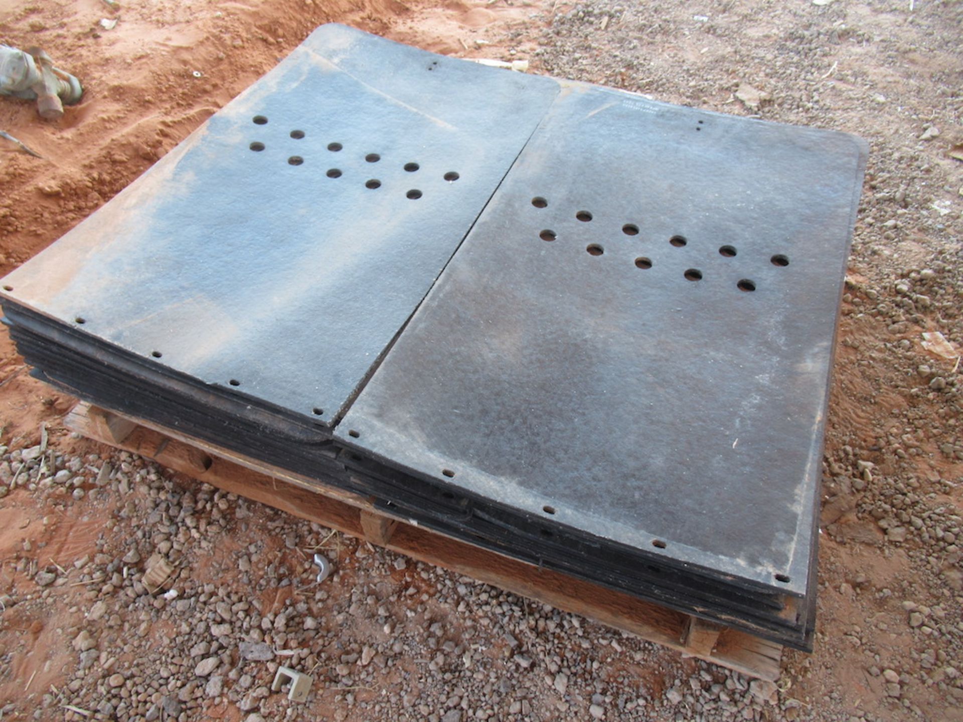 Lot of 28 40x24x.5 Rubber Mudflaps, 28, 432 lbs, 40"x24"x1/2" (single), 51"x42"x11" (pallet), ISLE 2 - Image 4 of 5