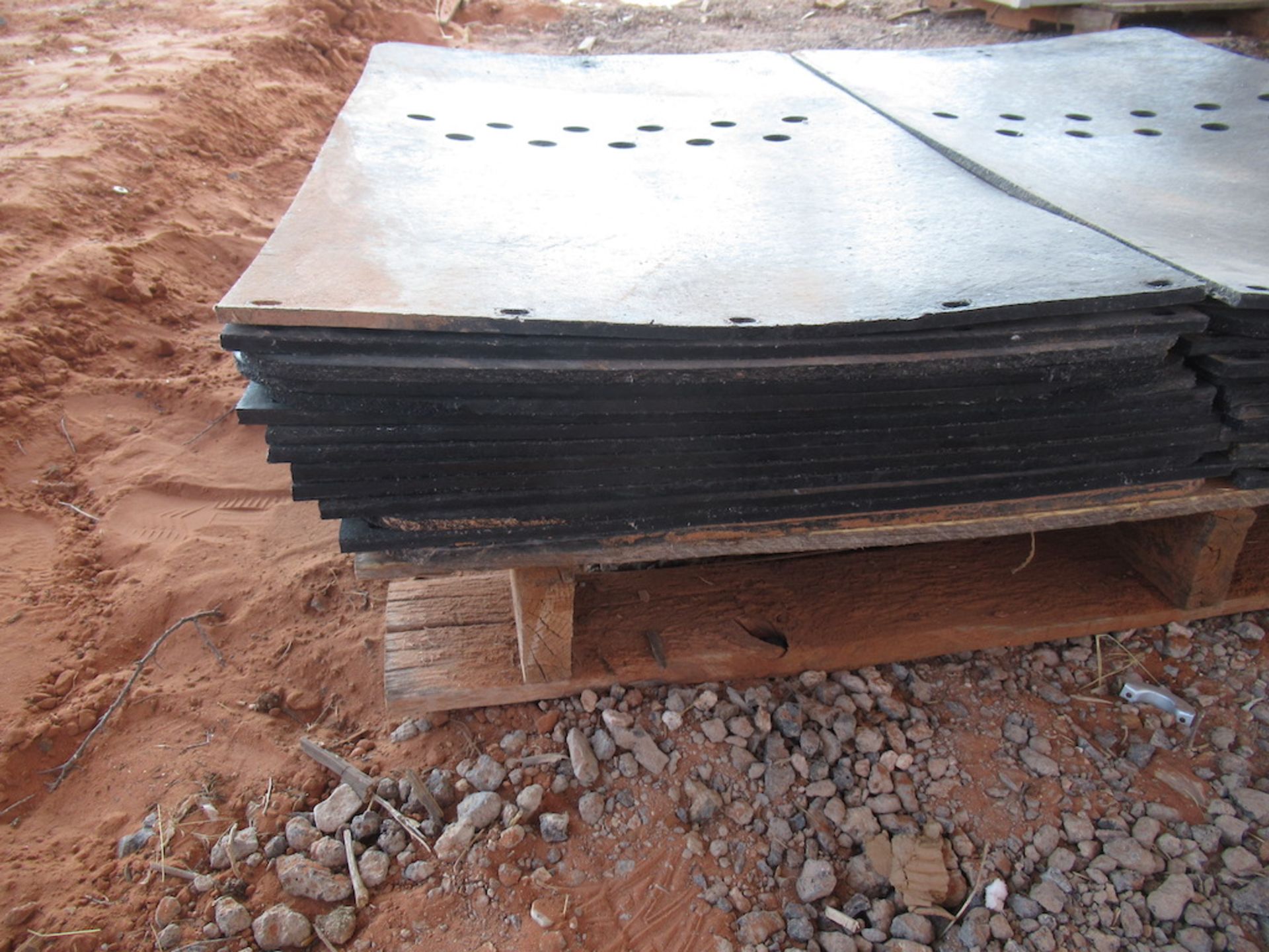 Lot of 28 40x24x.5 Rubber Mudflaps, 28, 432 lbs, 40"x24"x1/2" (single), 51"x42"x11" (pallet), ISLE 2 - Image 5 of 5