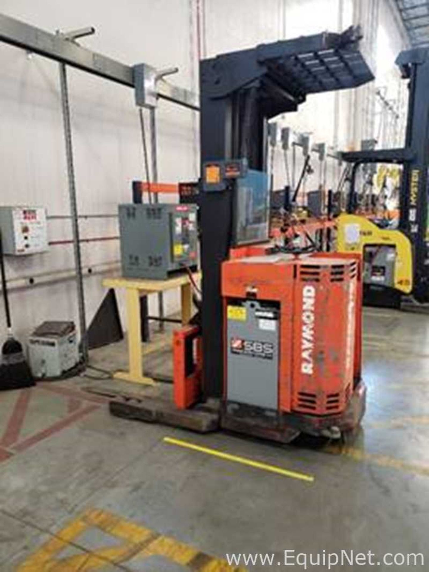 Raymond 20.1.R3011 Battery Operated Fork Lift Reach Truck 24 Volts With Charger