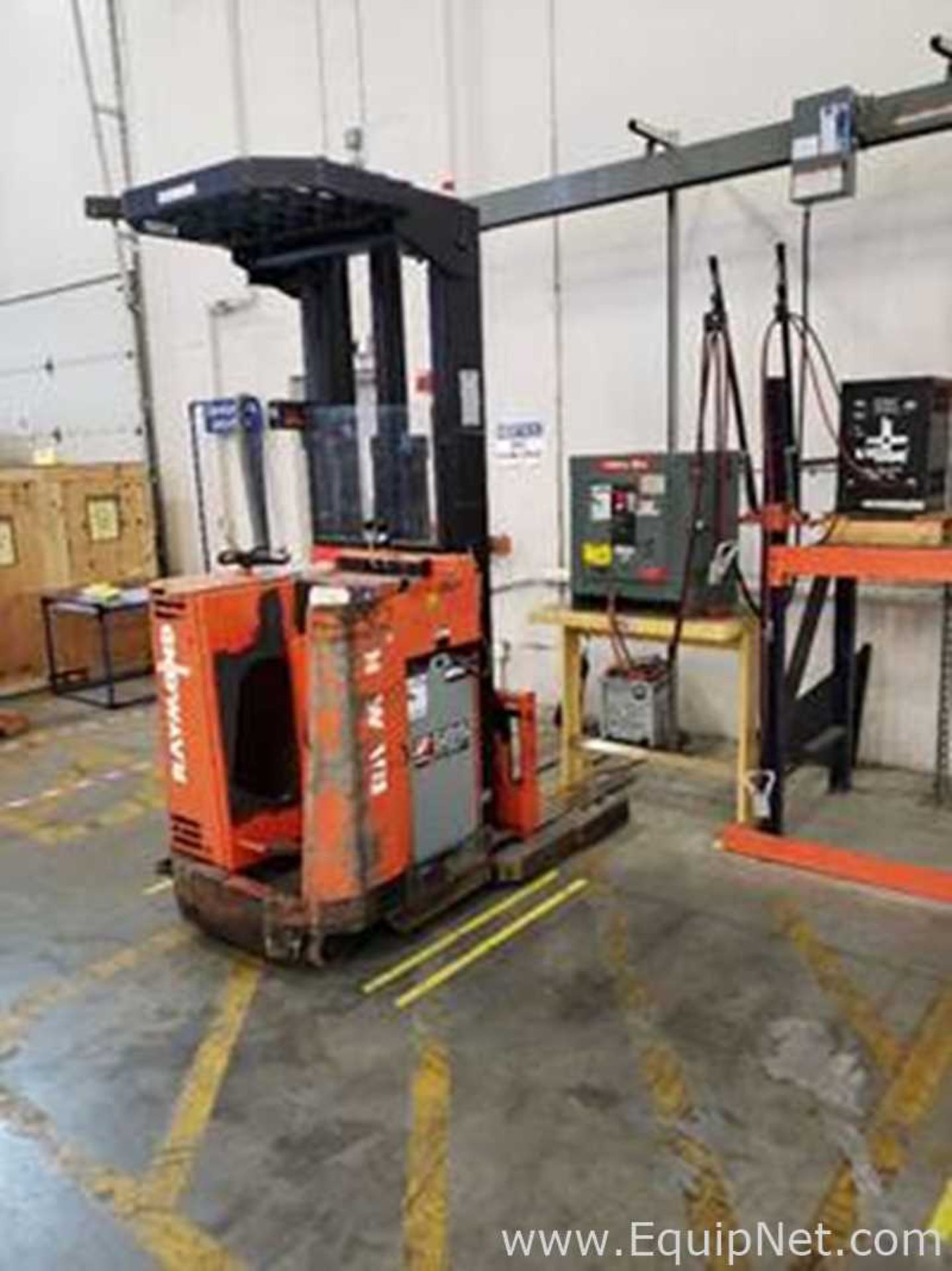 Raymond 20.1.R3011 Battery Operated Fork Lift Reach Truck 24 Volts With Charger - Image 2 of 6