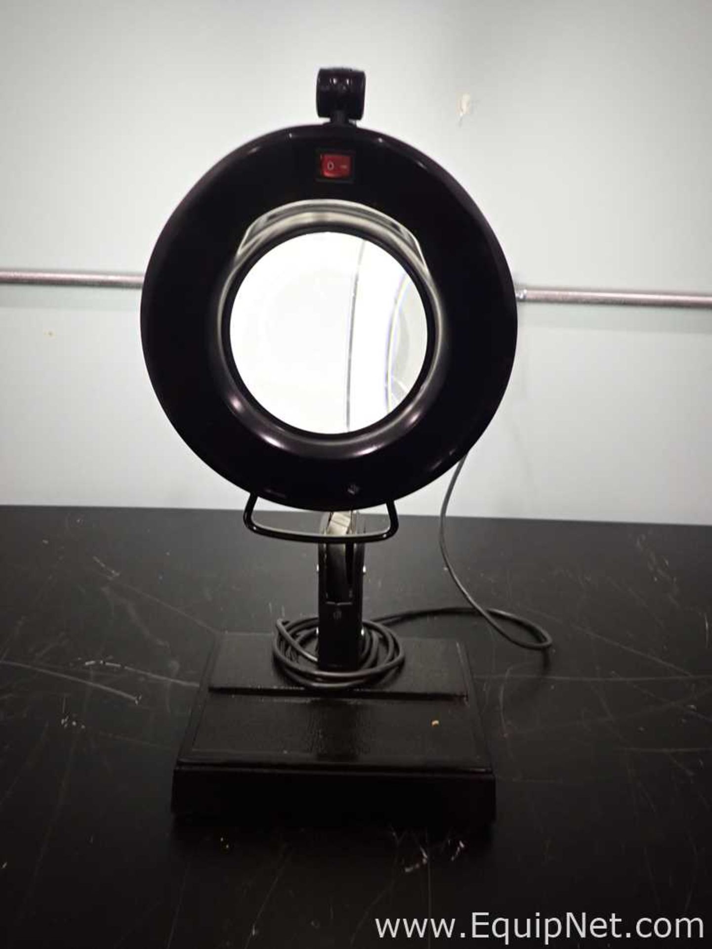 EQUIPNET LISTING #793490; REMOVAL COST: $15; DESCRIPTION: Magnifying Desk LampPowers On