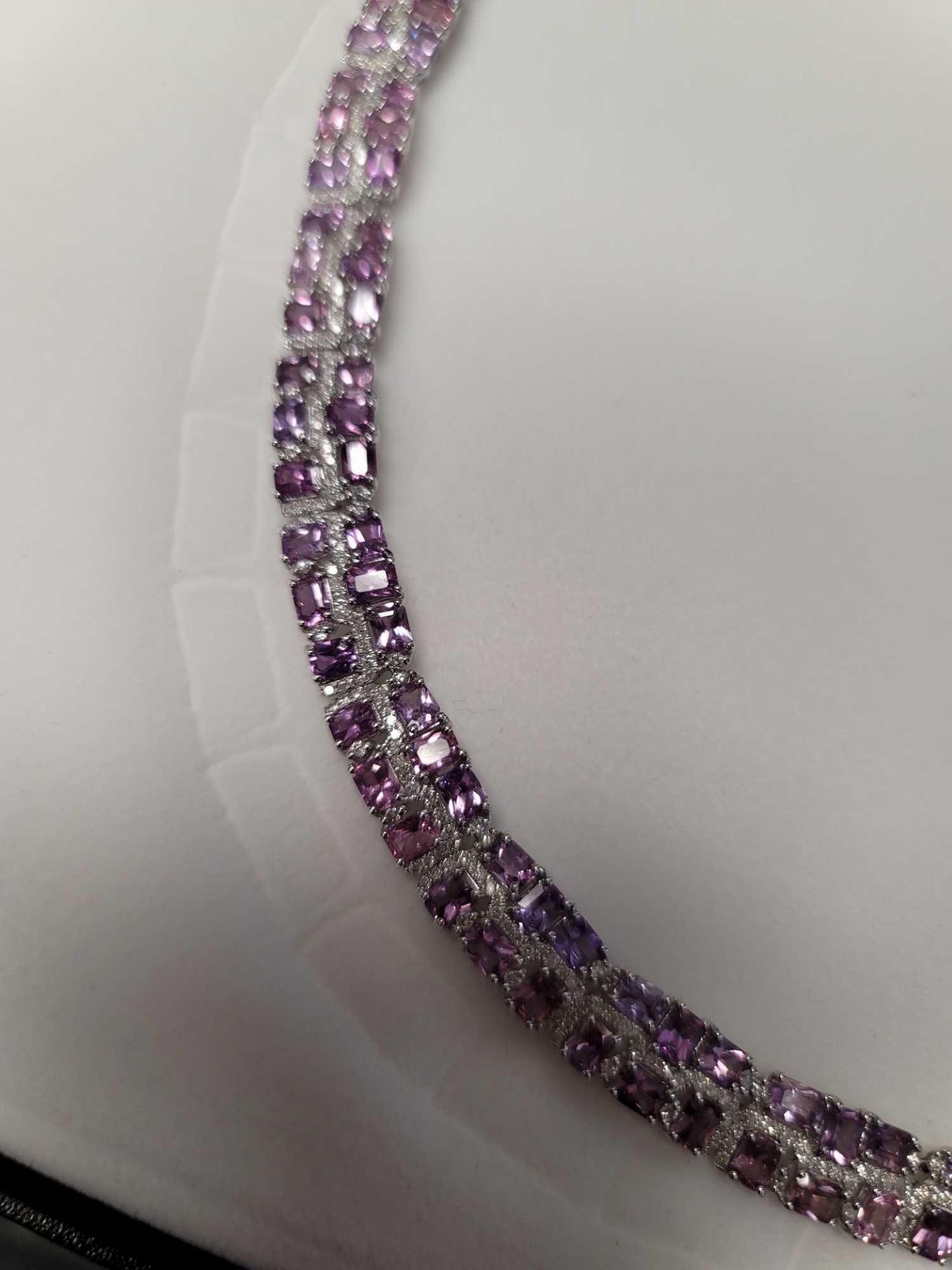 Extremely rare unheated pink sapphires and 18kt gold necklace, 38 cts sapphires, 4.34 cts of diamond - Image 4 of 12