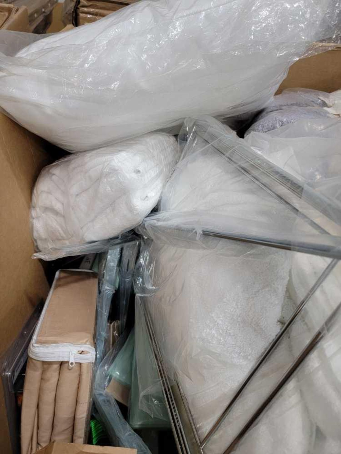 2 pallets, pillows, blalnkets, home goods, and much more - Image 11 of 11