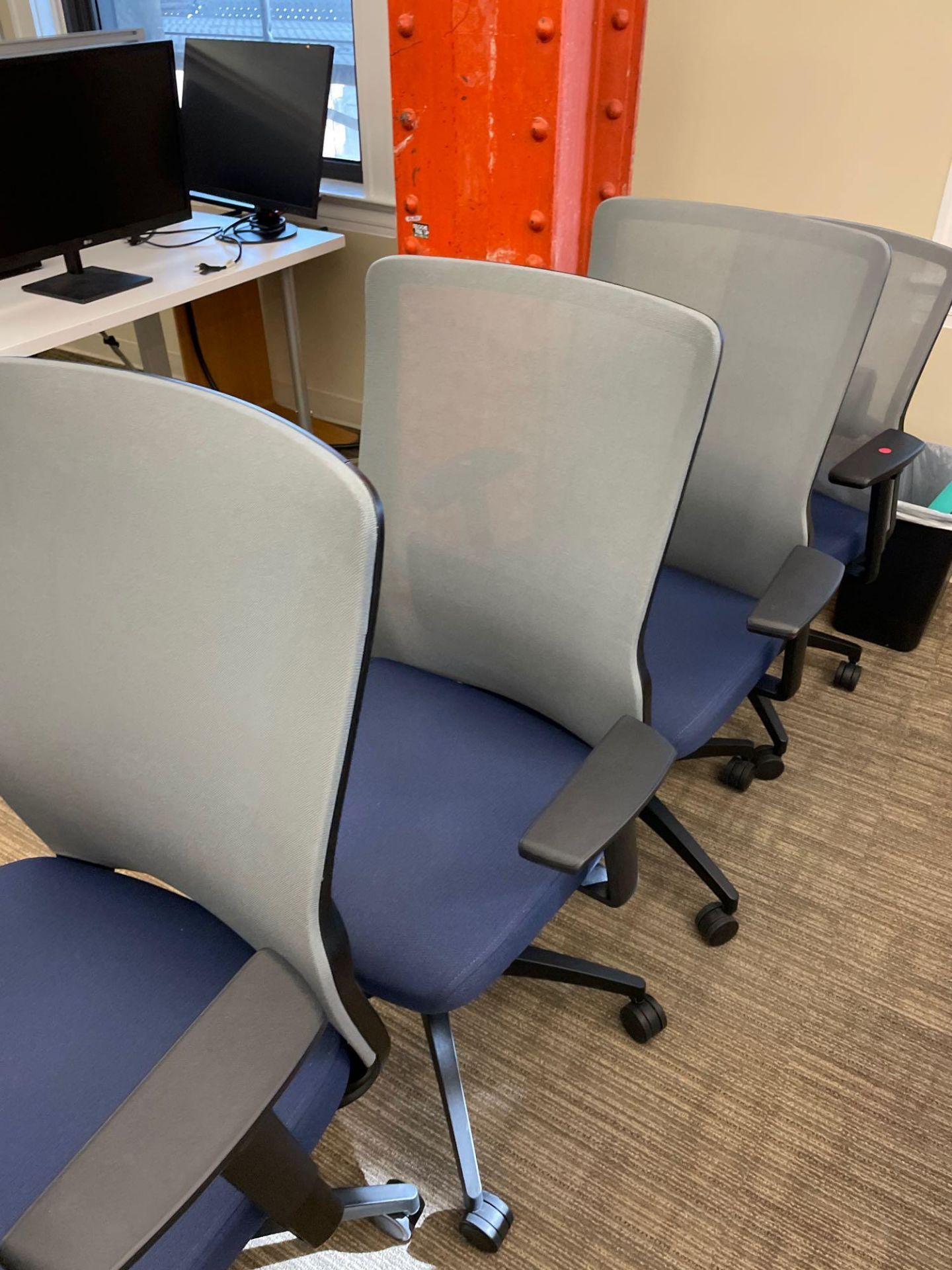 8 office chairs - Image 3 of 4