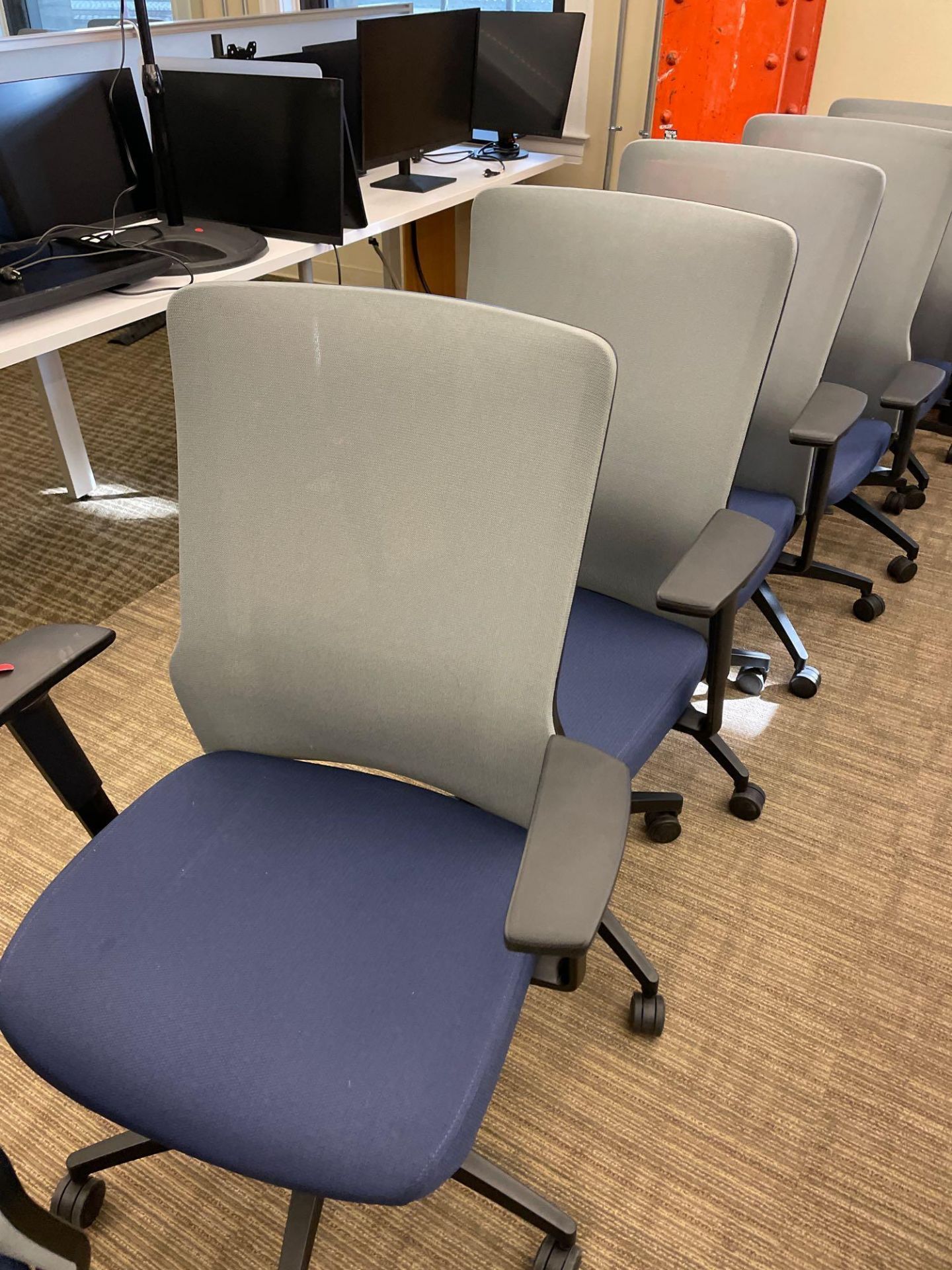 8 office chairs - Image 2 of 4