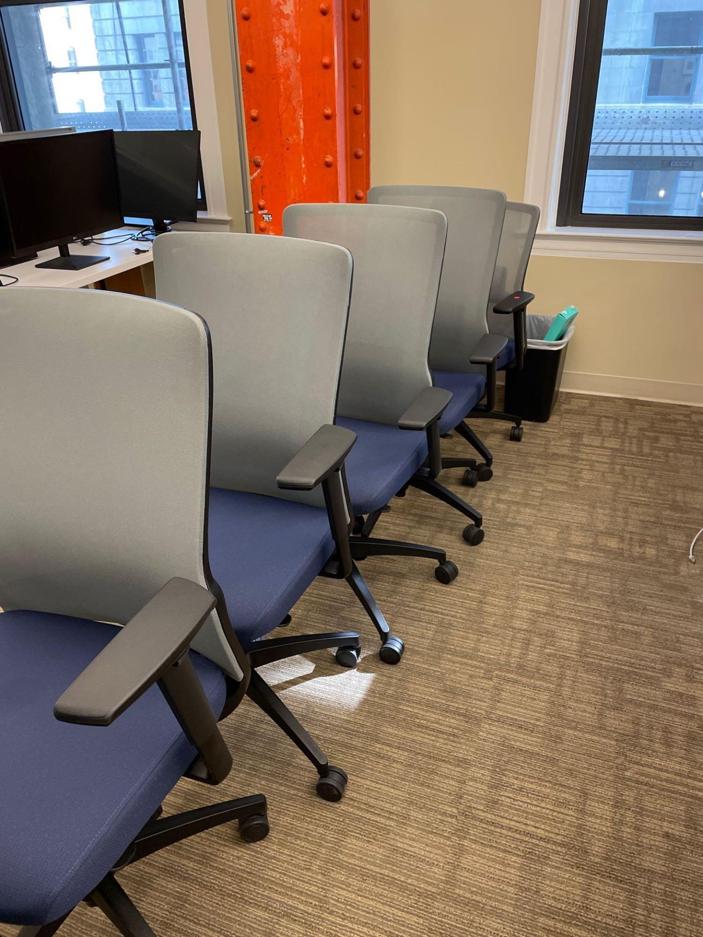 8 office chairs - Image 4 of 4