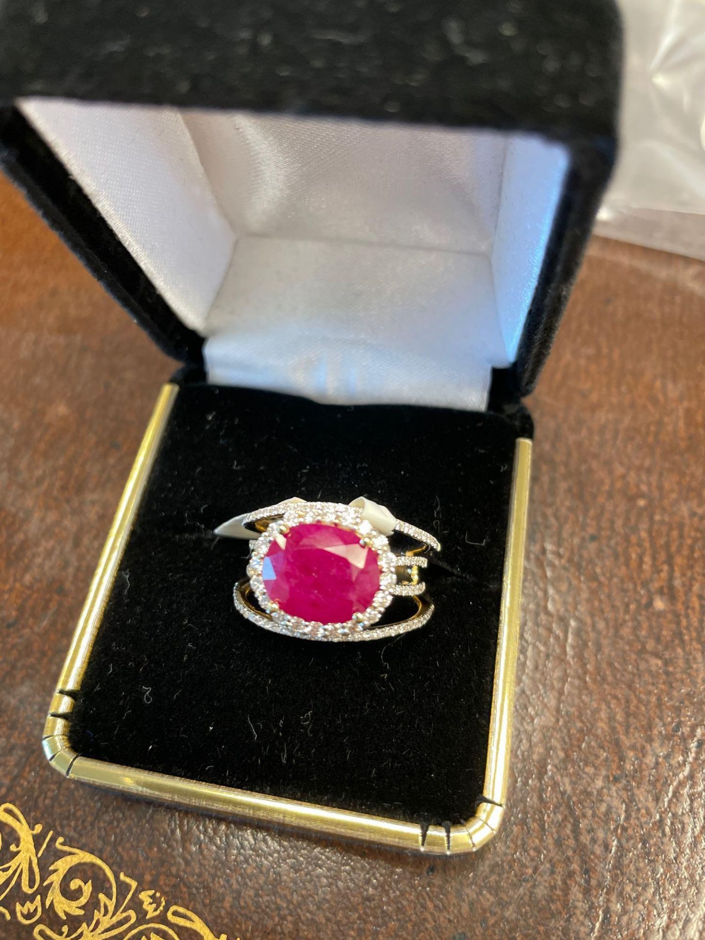 18k Yellow Gold Ruby & Diamond Ring 7.56 grams - 124 round brilliant-cut diamonds in pave & prong se - Image 3 of 4
