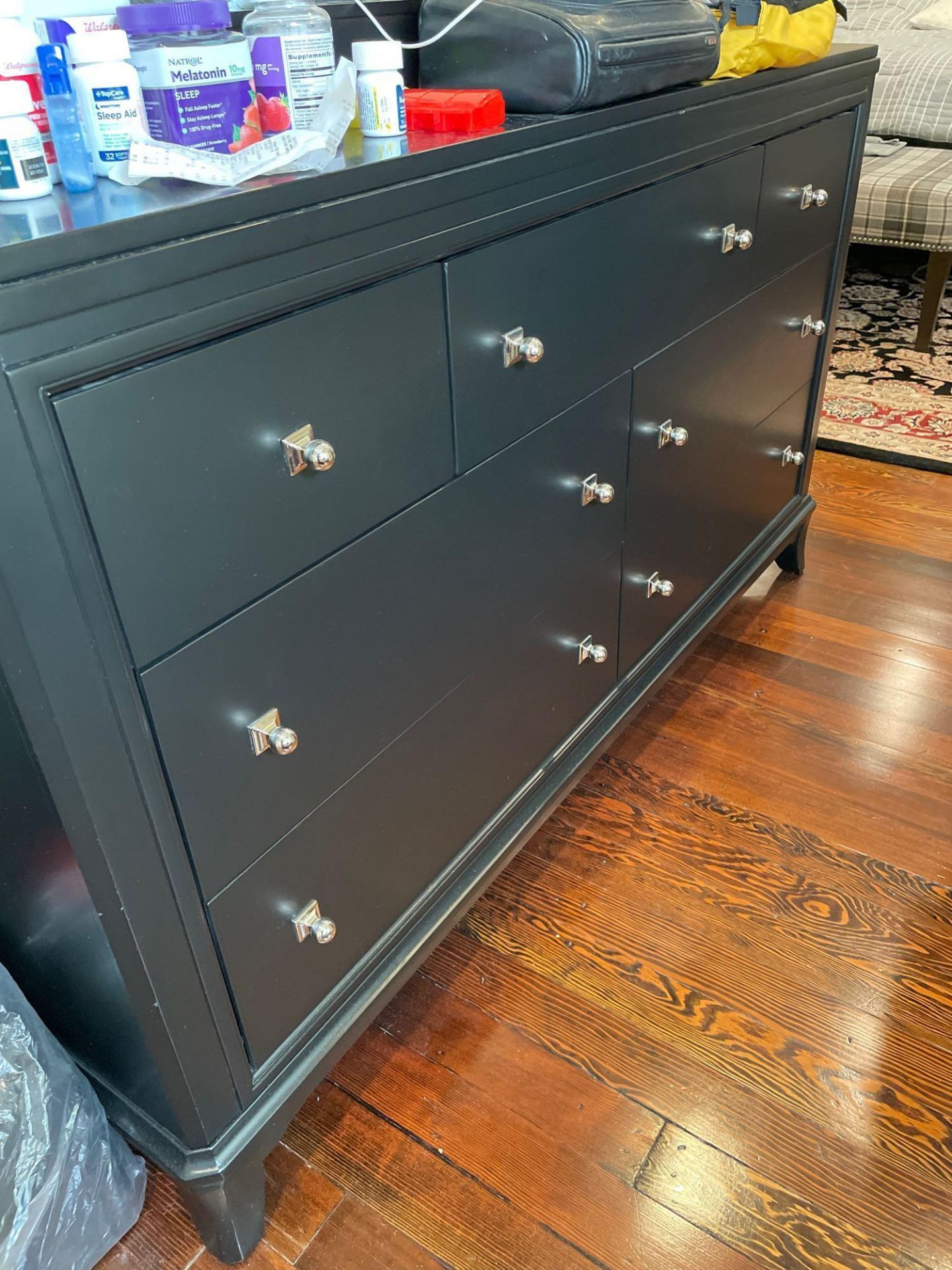 king bed with two matching nightstands and chest of drawers - Image 4 of 6