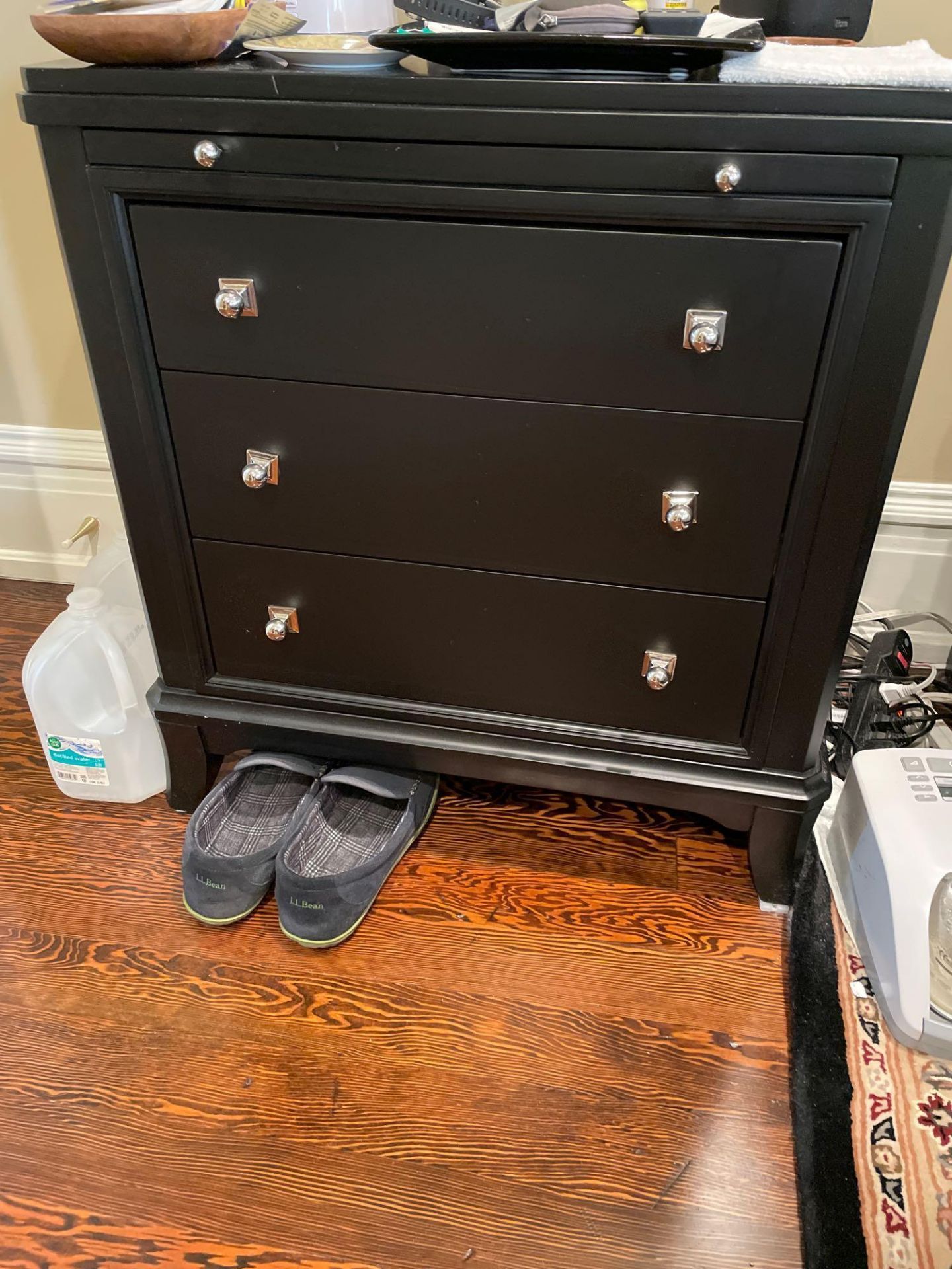 king bed with two matching nightstands and chest of drawers - Image 3 of 6