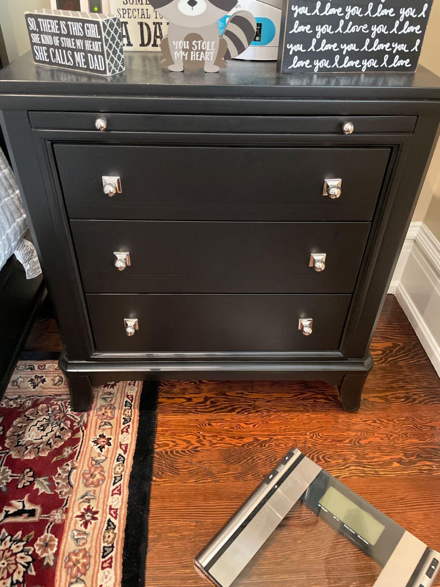 king bed with two matching nightstands and chest of drawers - Image 2 of 6