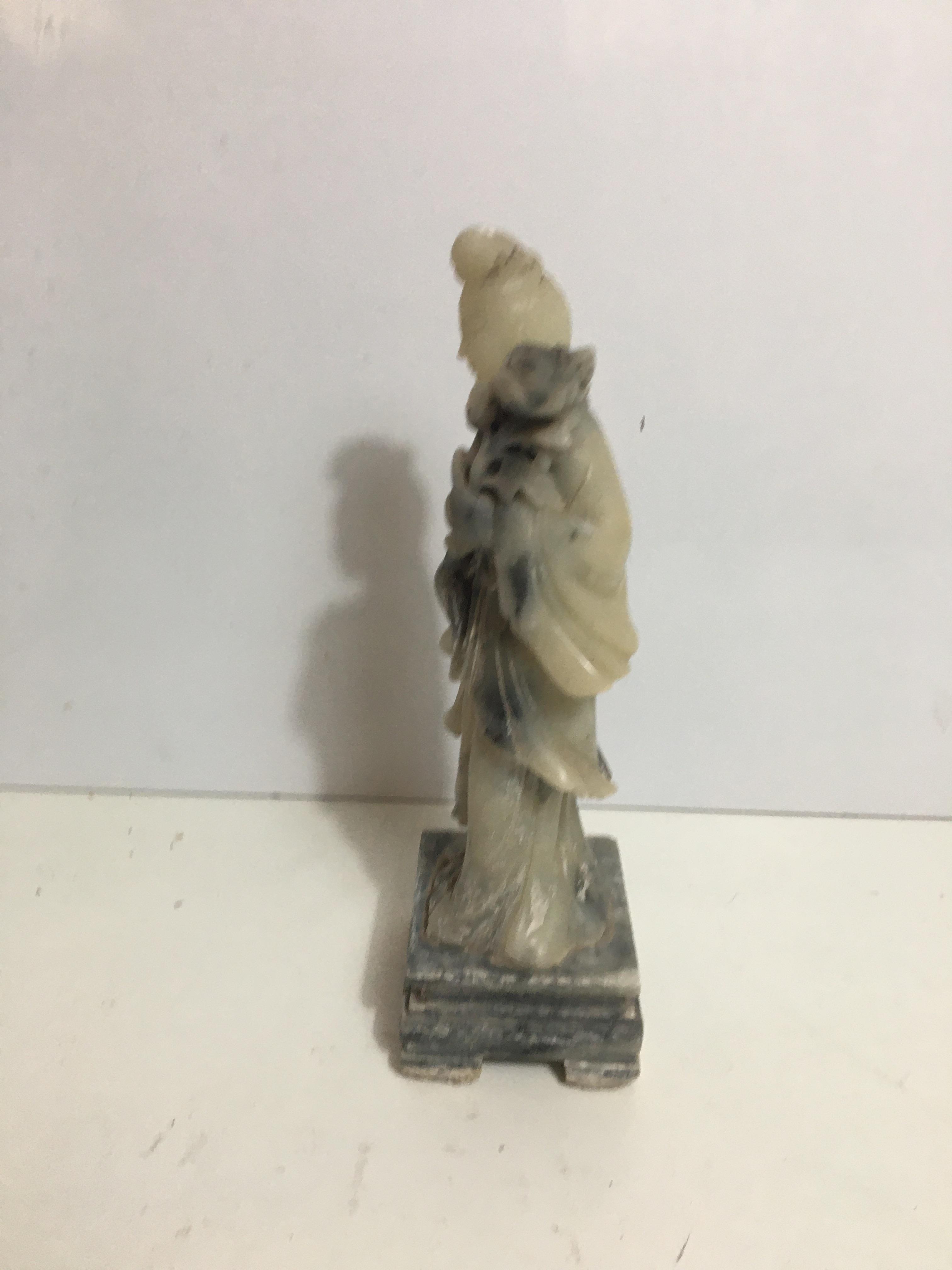 Carved alabaster figure of Guanyin 31 cm standing - Image 3 of 5