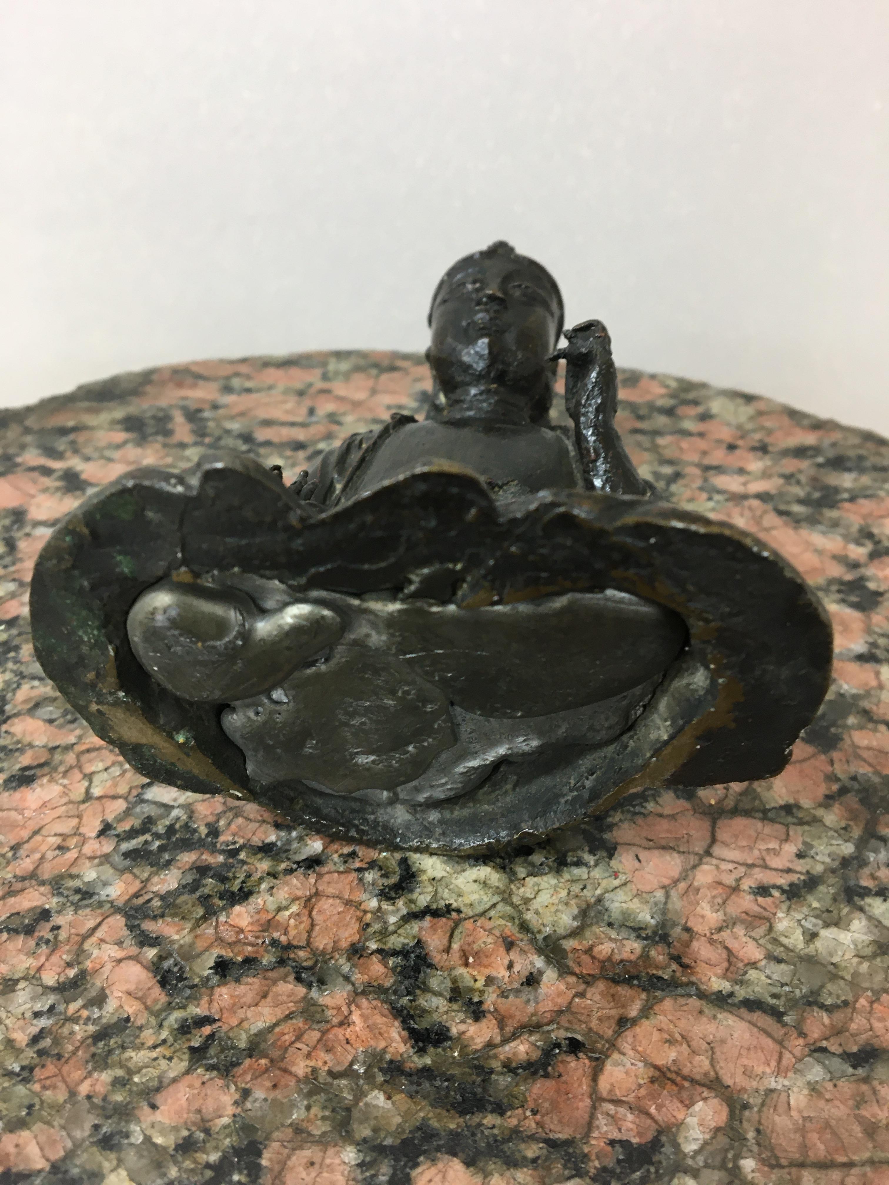 19th c Bronze chinese figure of a meditating scholar sat in the lotus position lead filled at a late - Image 4 of 4