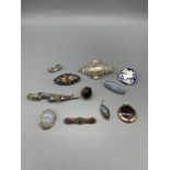 Qty Vintage brooches, to include Victorian, Hardst