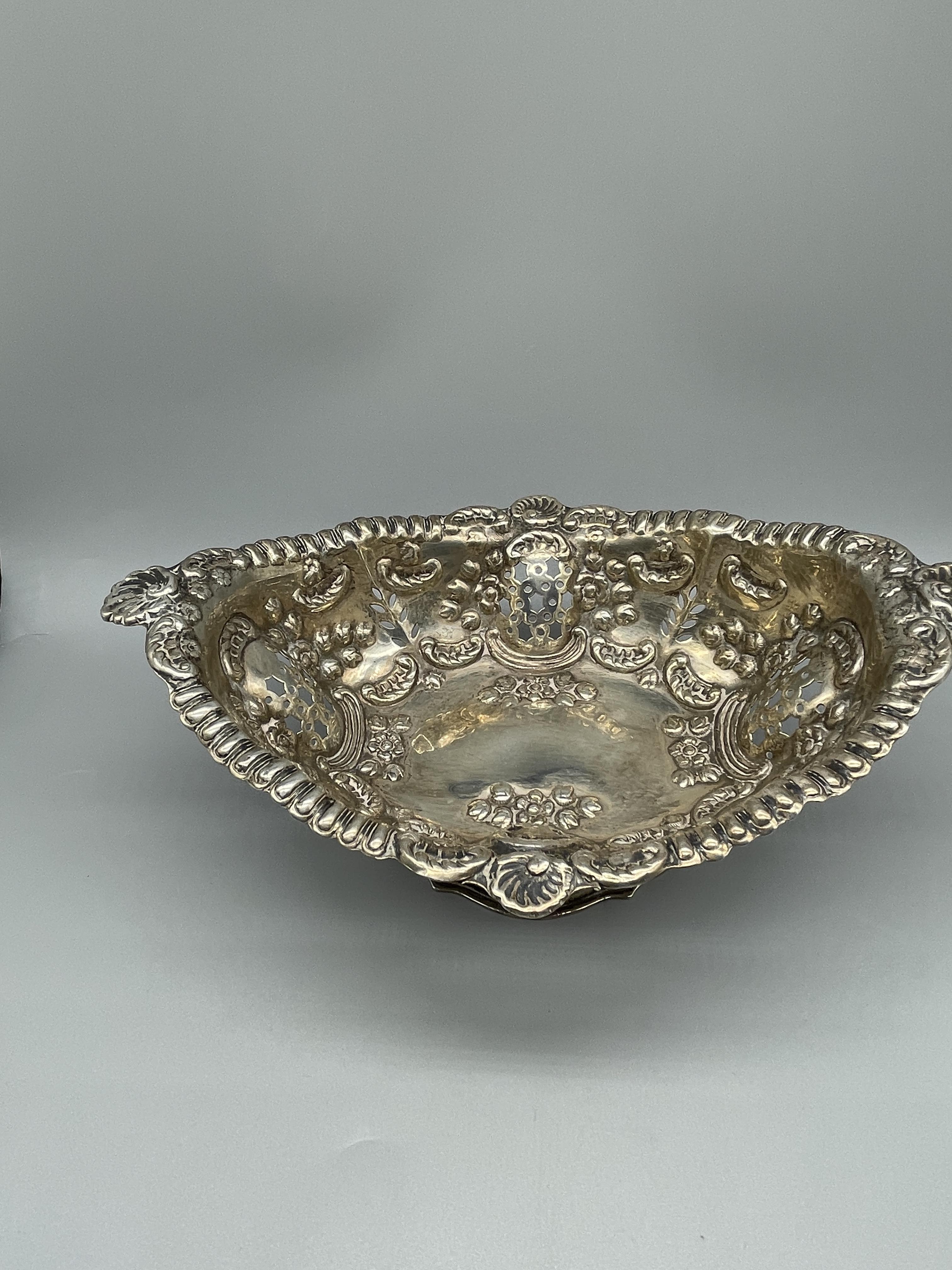 HM Silver Bon-Bon dish Birmingham WD 1900 222 grams - Image 3 of 7