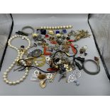 Qty of dress jewellery, cufflinks etc.