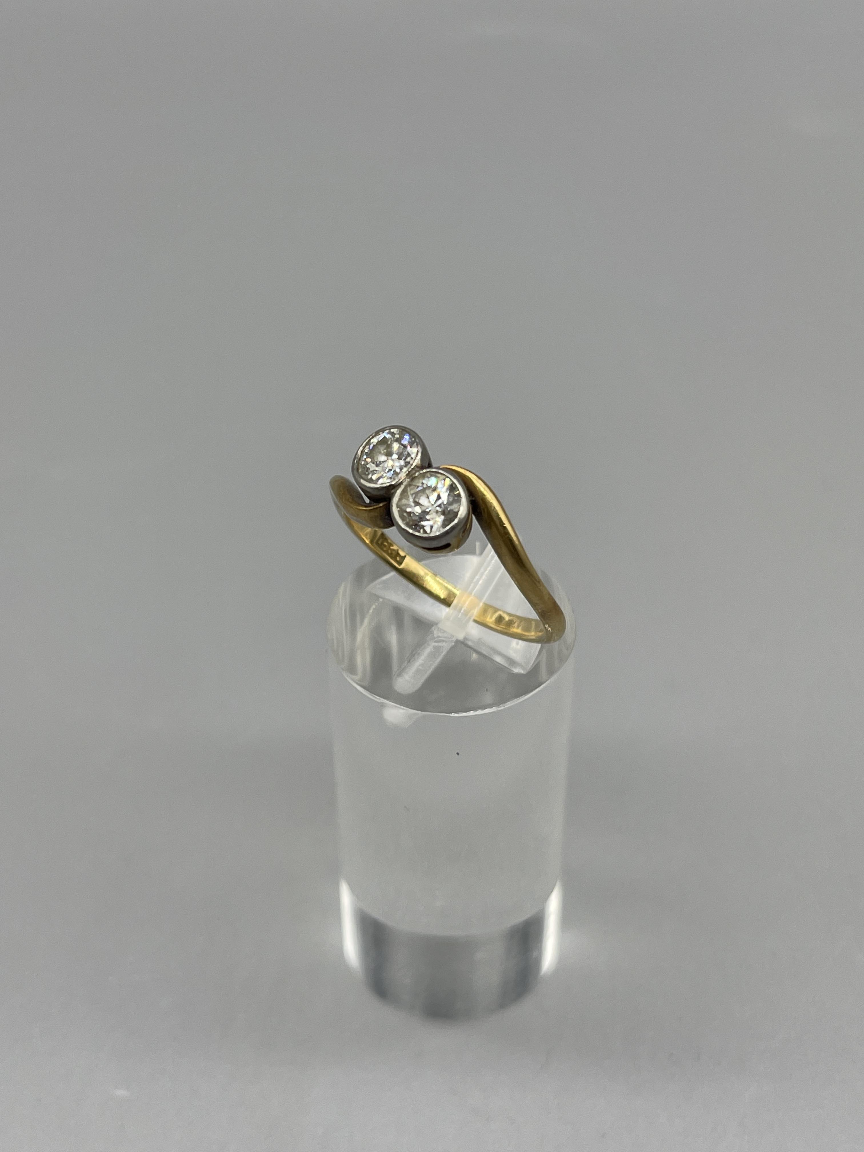 18 ct Diamond crossover ring, two old brilliant cu - Image 2 of 7