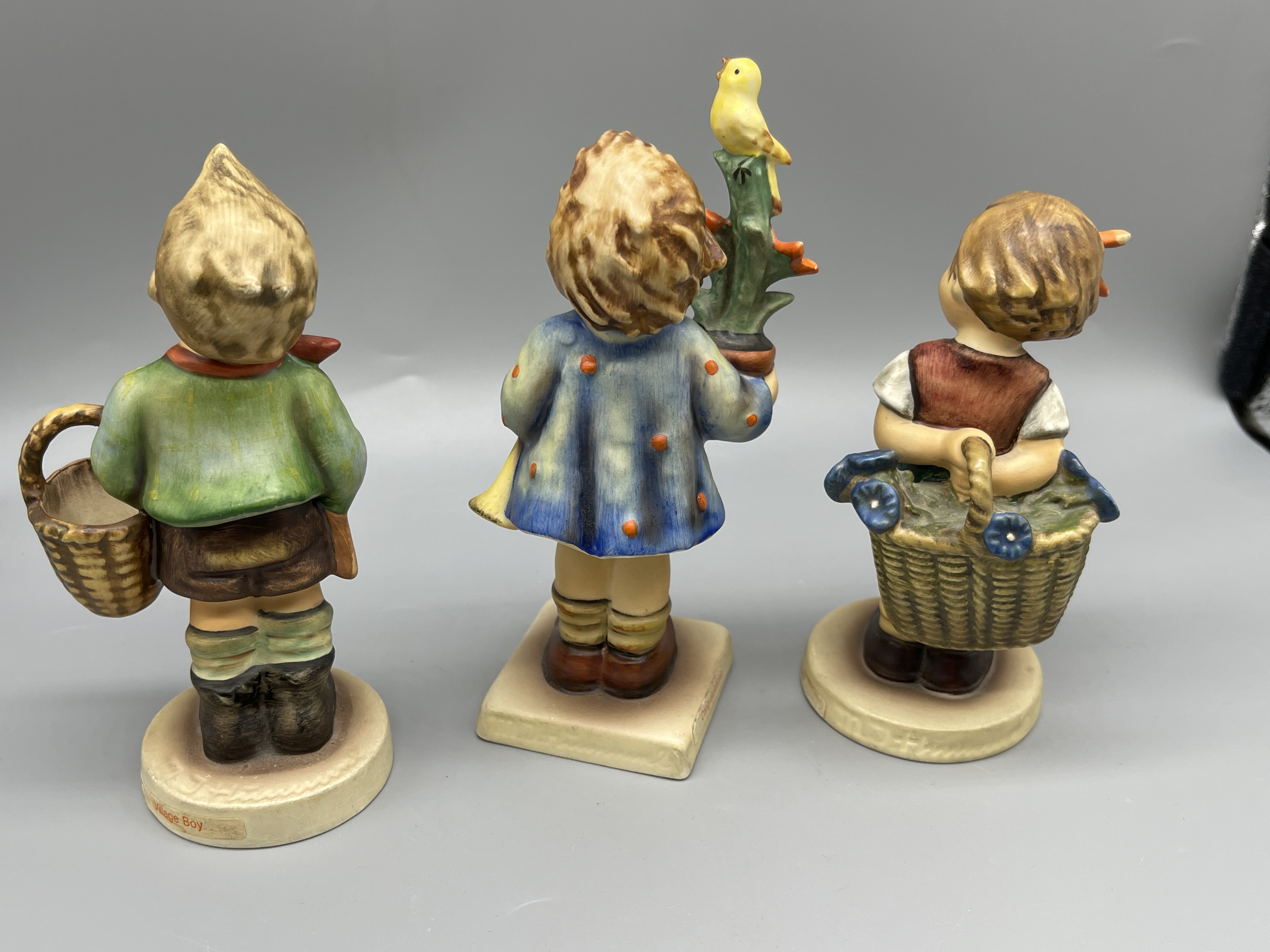 Two Nao figurines and three hummel figurines. - Image 10 of 12