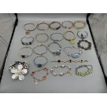 Quantity of dress jewellery bracelets