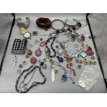 Quantity of dress jewellery. 9