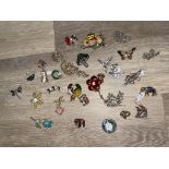 Quantity of brooches