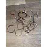 Quantity of dress jewellery, bracelets