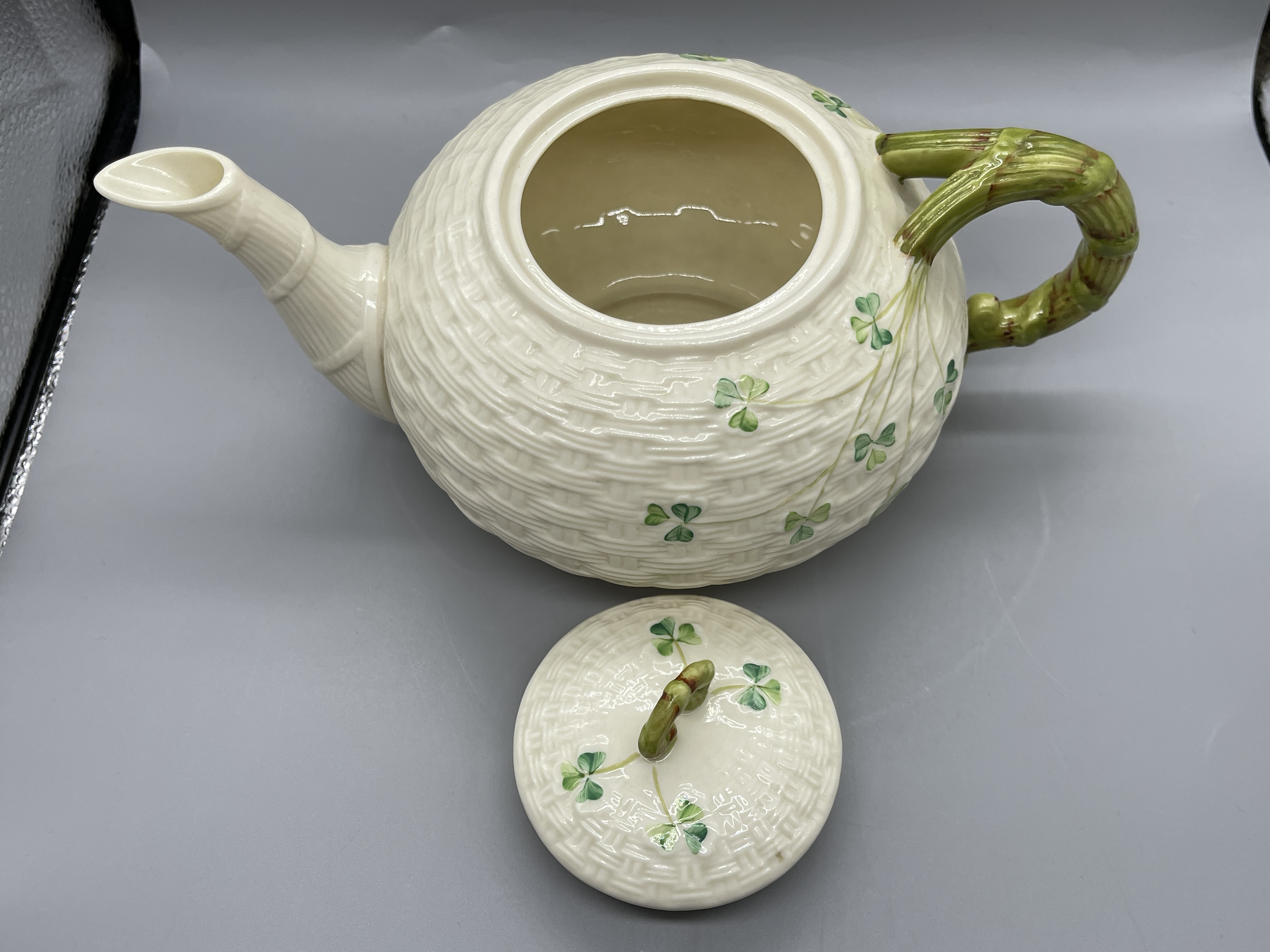 Belleek Clover Tea Pot and Vase Great condition, n - Image 9 of 18