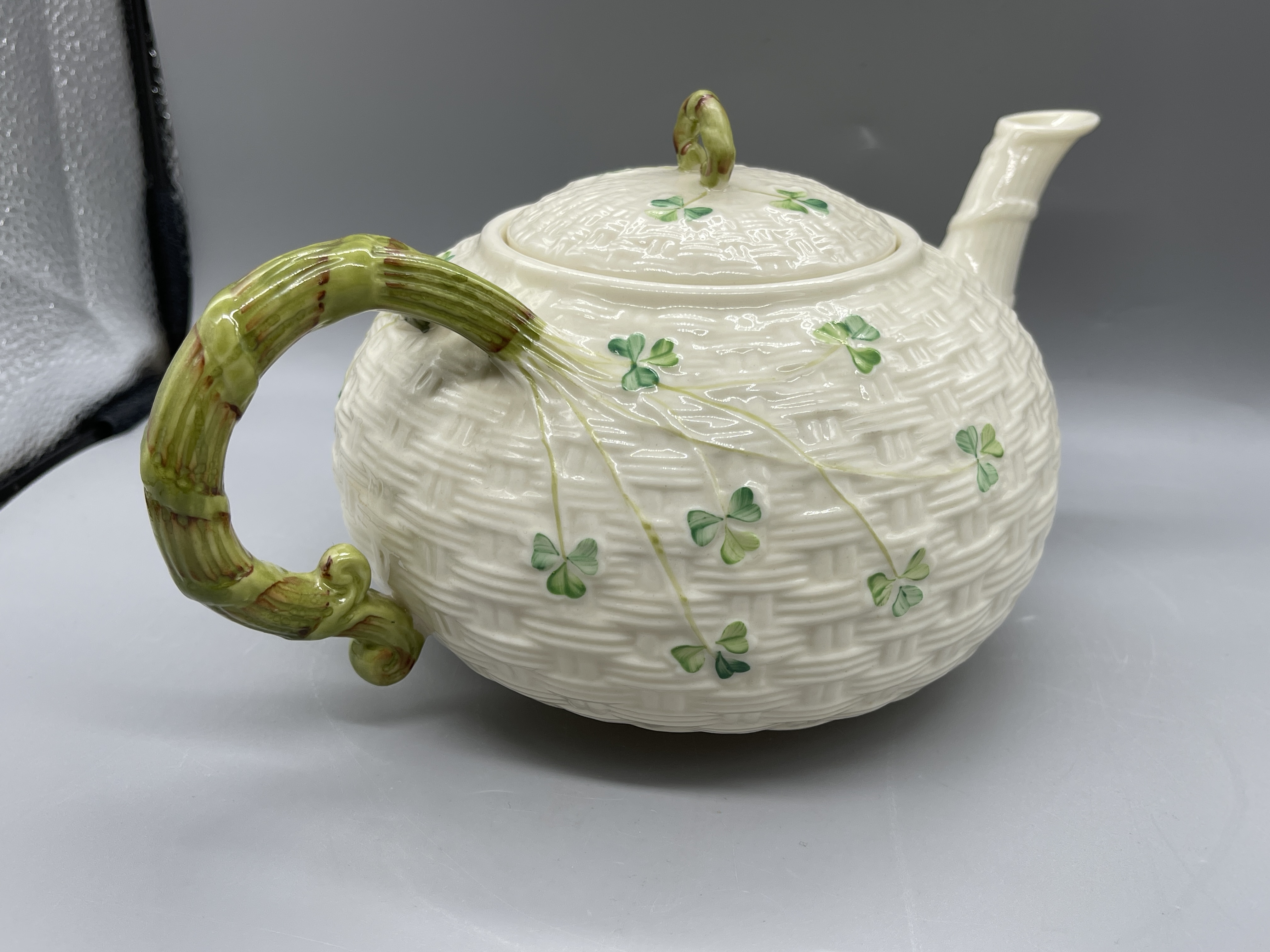 Belleek Clover Tea Pot and Vase Great condition, n - Image 4 of 18