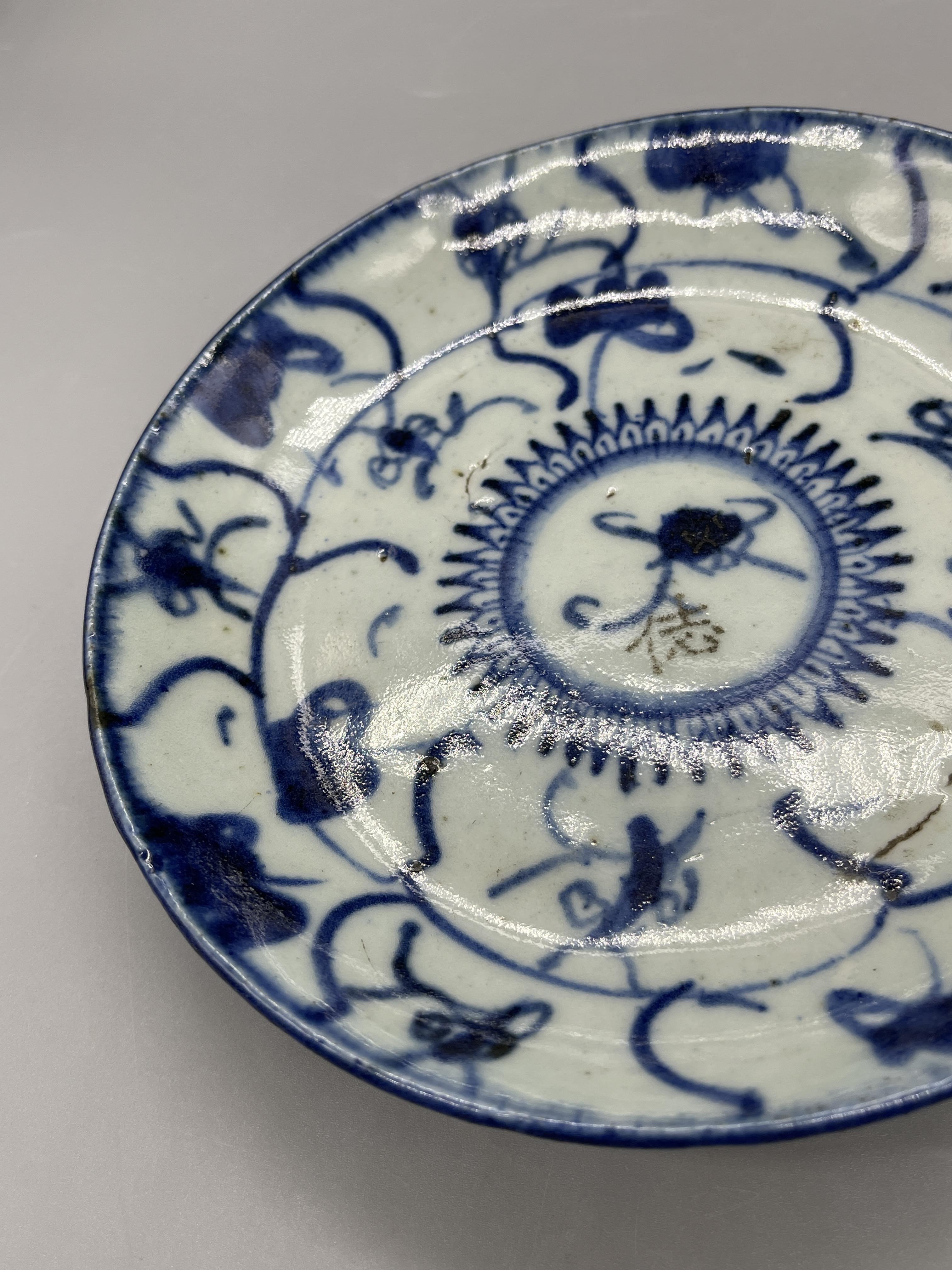 Antique Ming Dynasty Chinese blue and white Kraak - Image 5 of 11