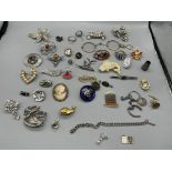 Quantity of Dress Jewellery, Brooches and Badges t