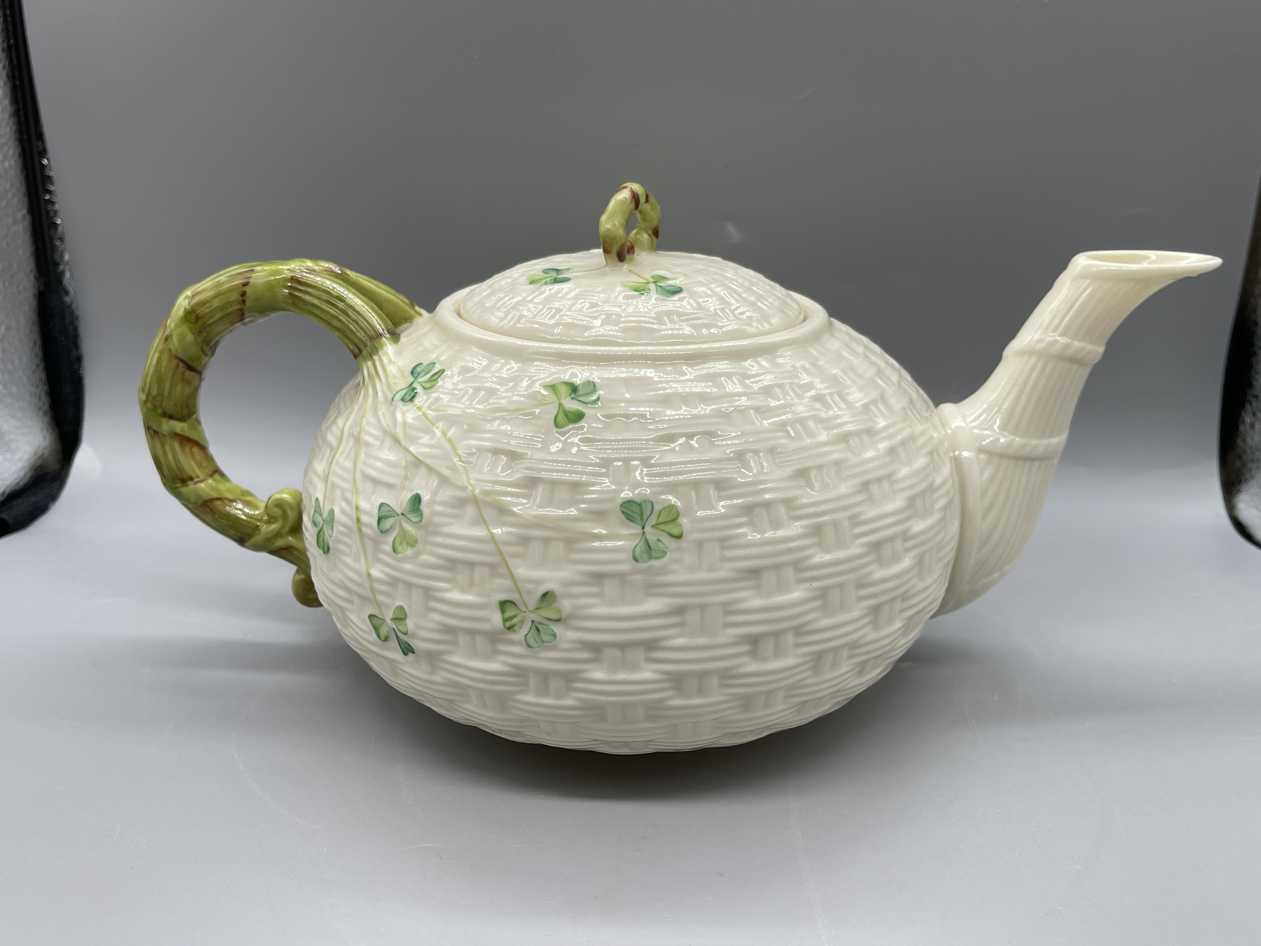 Belleek Clover Tea Pot and Vase Great condition, n - Image 5 of 18