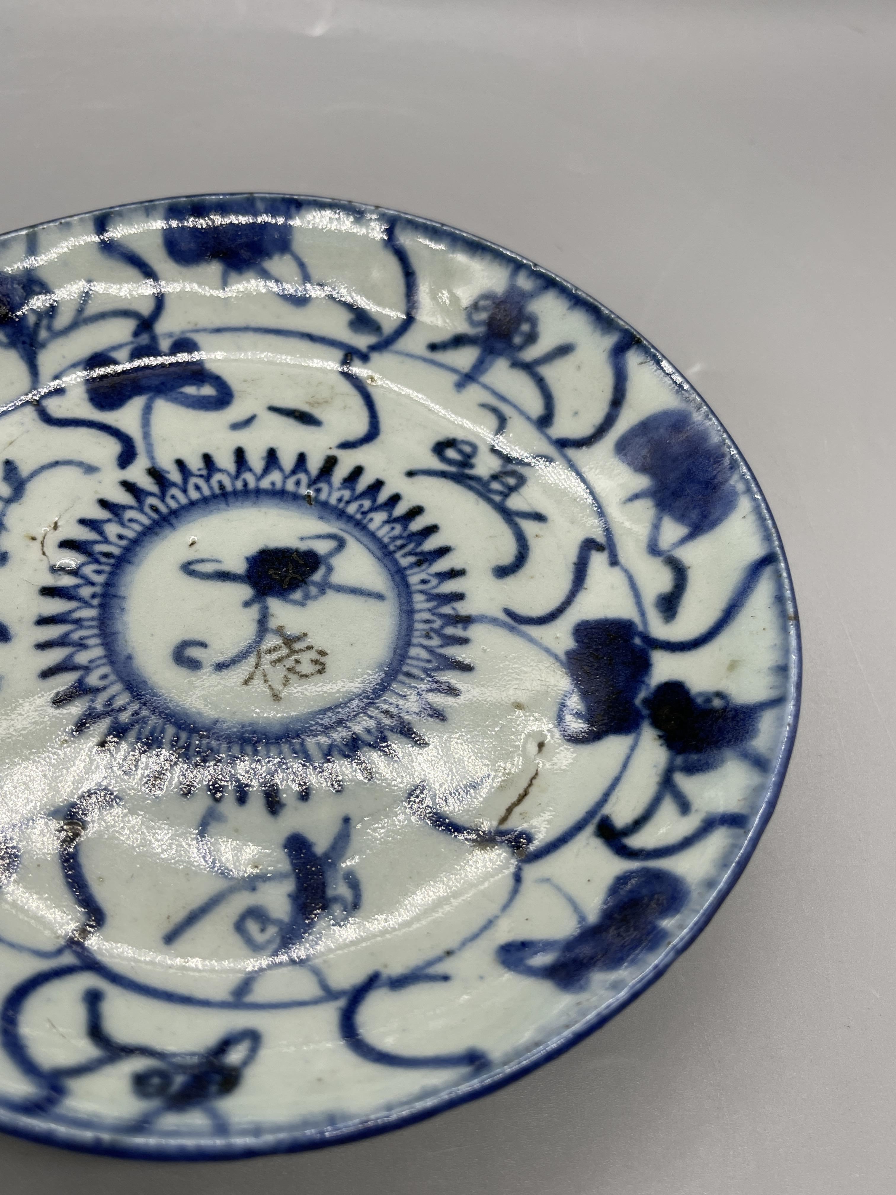 Antique Ming Dynasty Chinese blue and white Kraak - Image 4 of 11