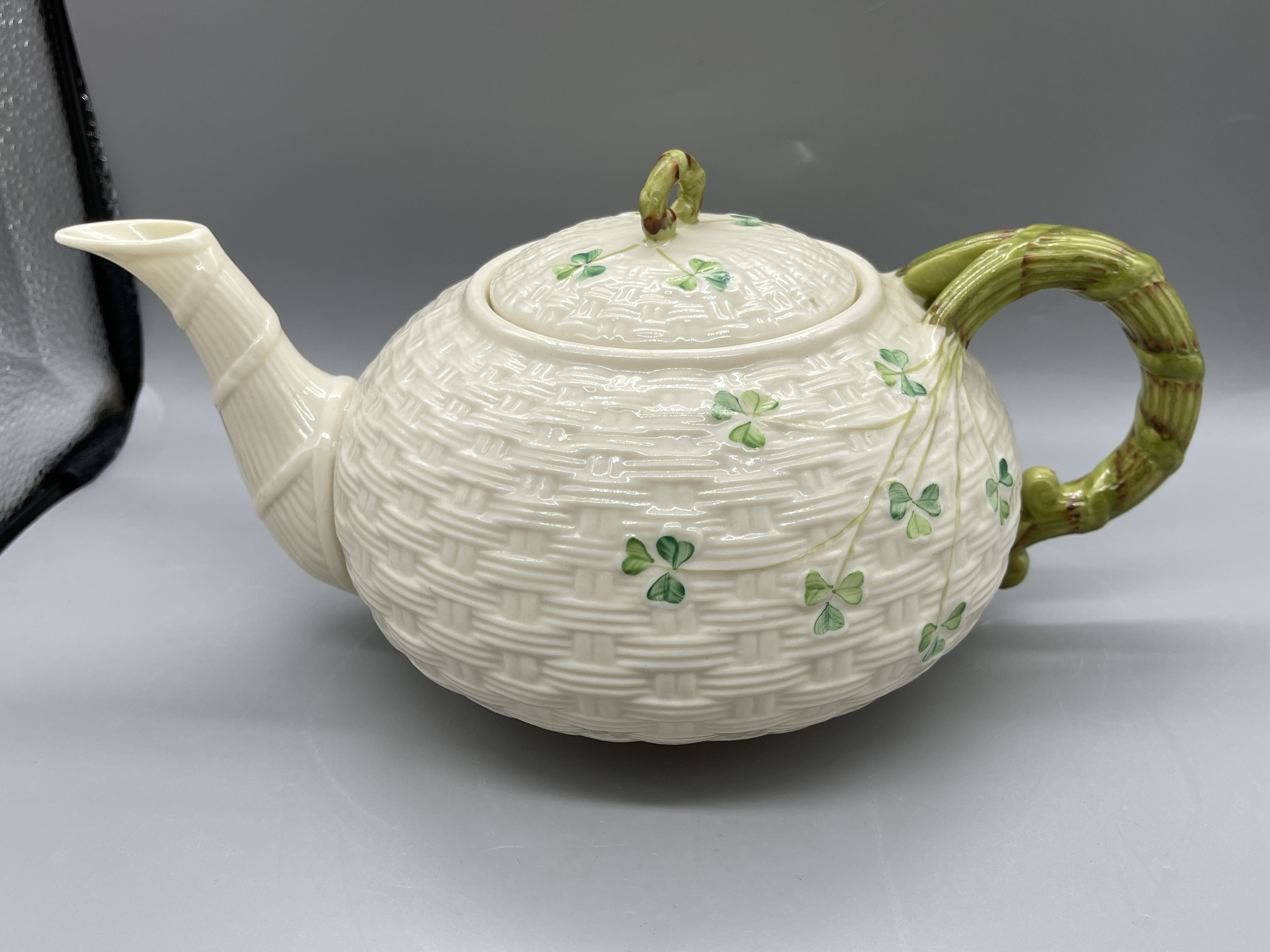 Belleek Clover Tea Pot and Vase Great condition, n - Image 2 of 18