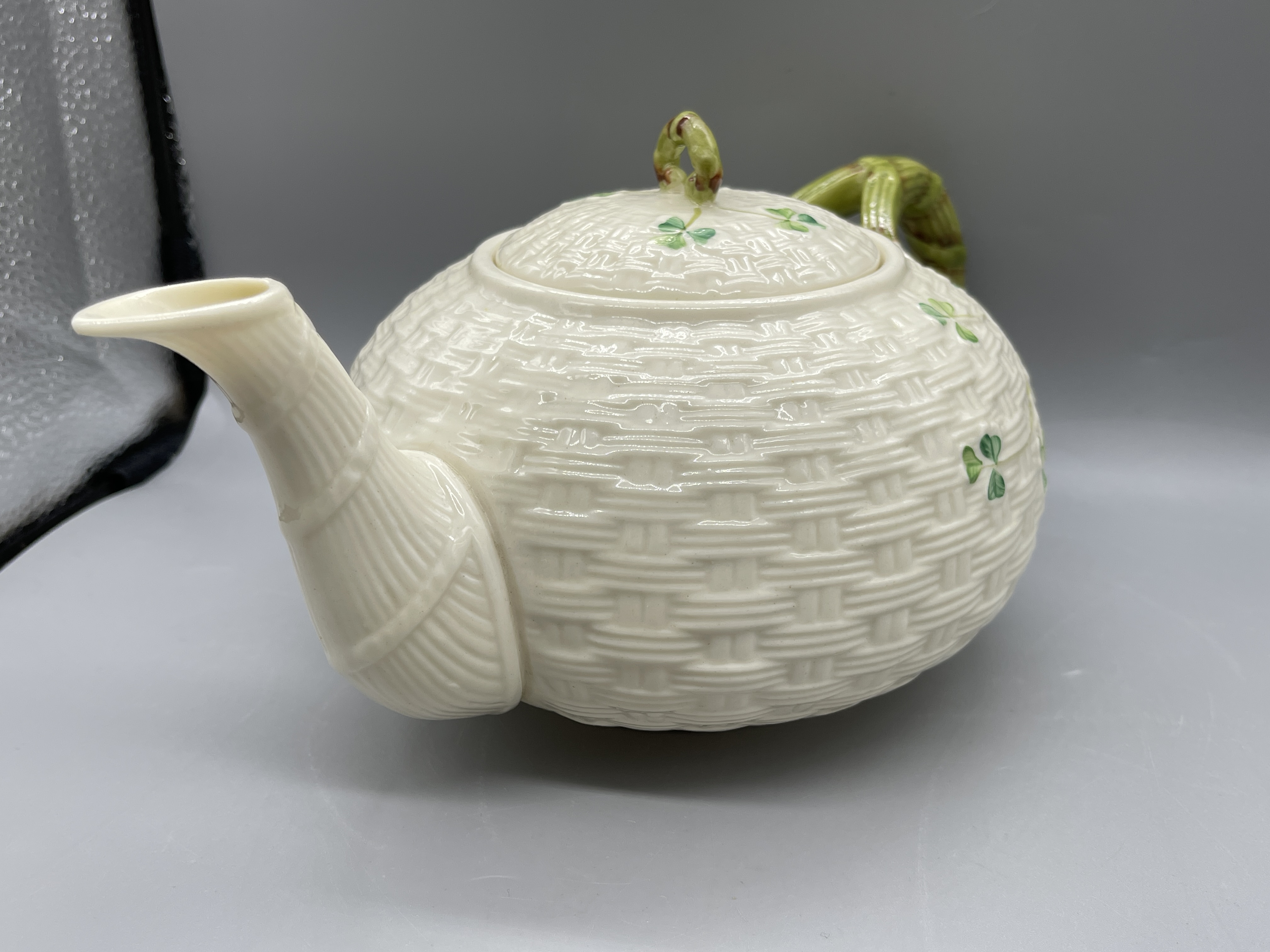 Belleek Clover Tea Pot and Vase Great condition, n - Image 7 of 18